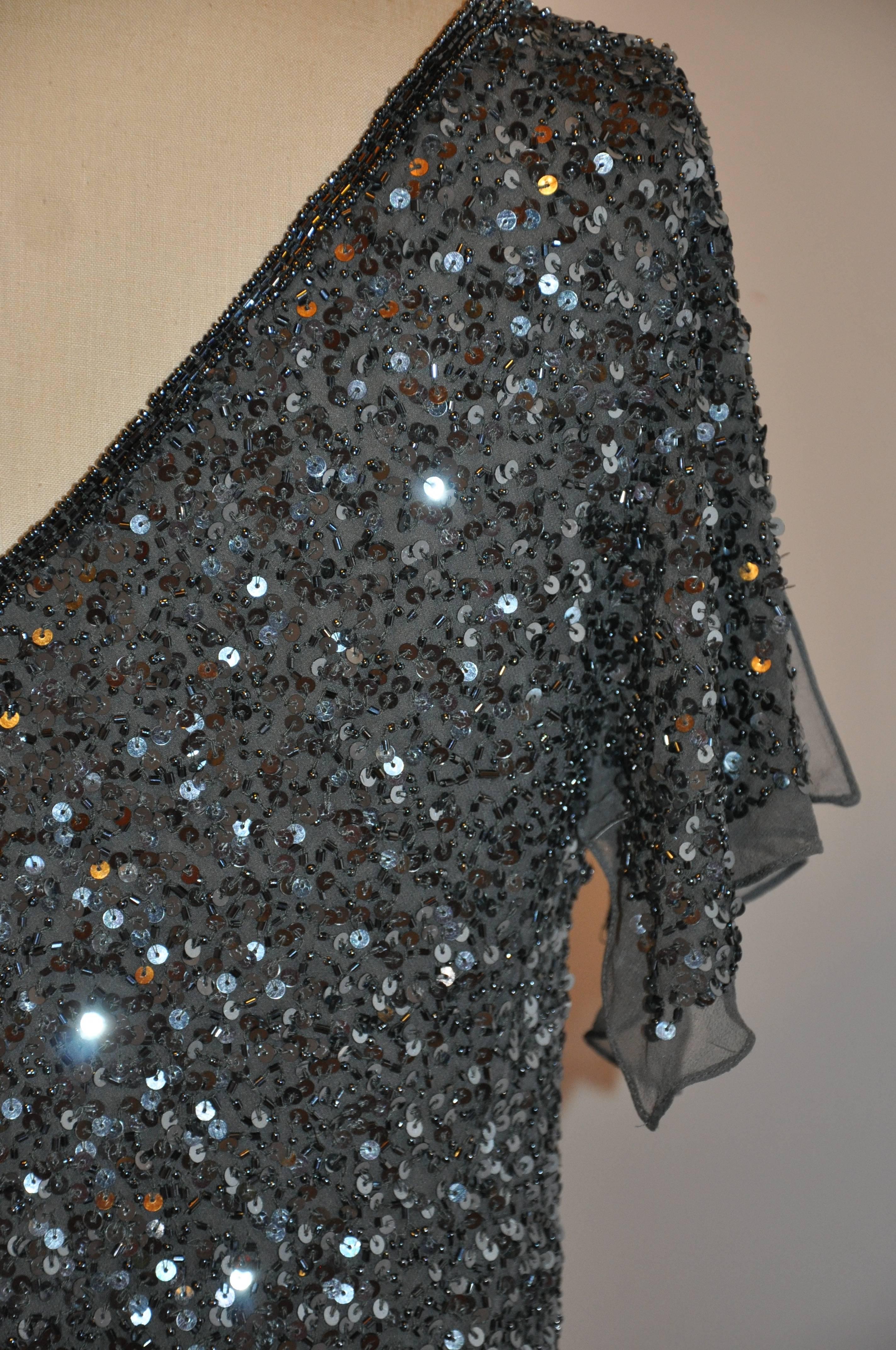 Grigio Adrianna Papell - Top in chiffon di seta grigio antracite con microperline e scollo a V profondo in vendita