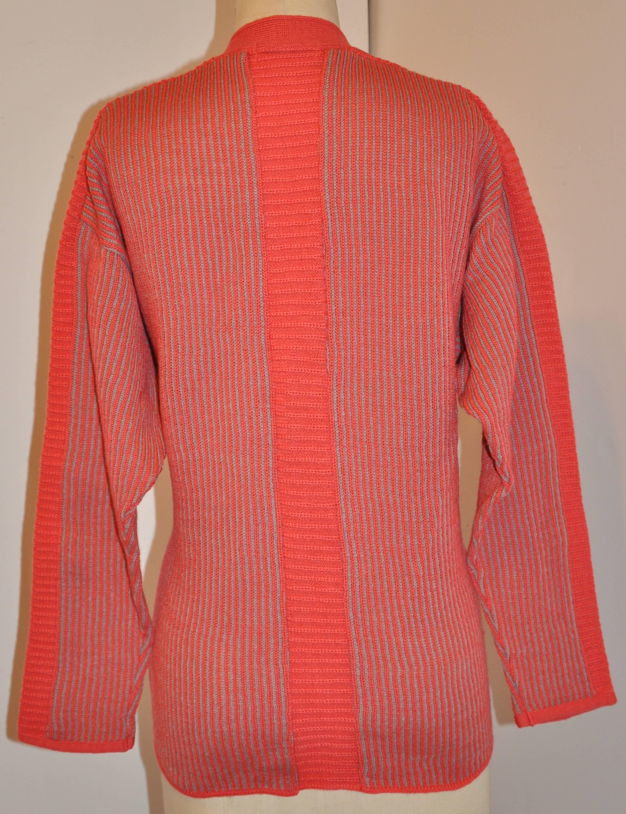        Ce rare cardigan Kansai Yamamoto en laine côtelée multicolore dans des tons de gris, de corail, de rouge accentués par de l'argent métallique combiné aux détails brodés à la main sur le devant. Pour mettre en valeur la broderie détaillée, des