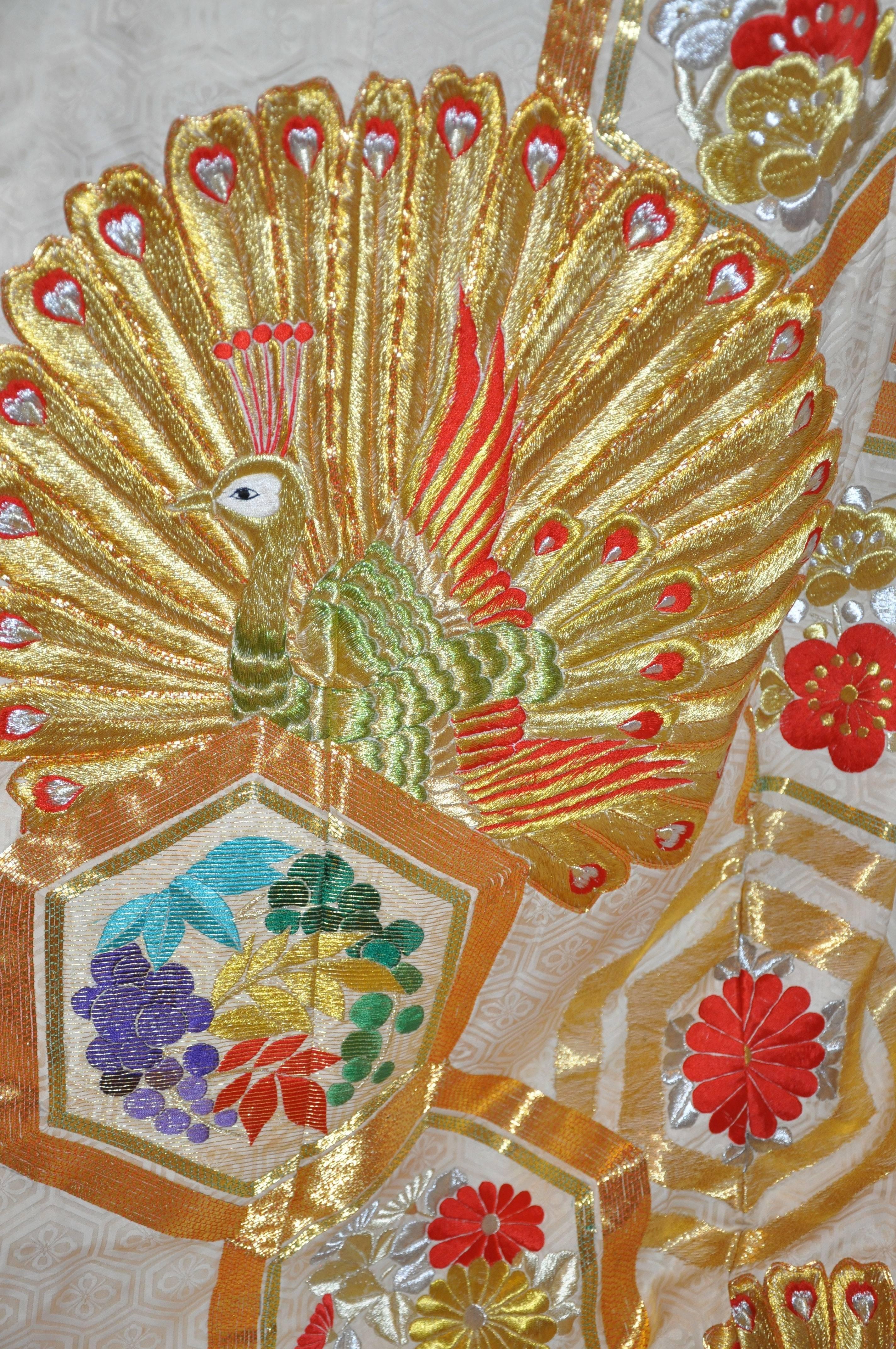       Merveilleusement détaillé avec les fenêtres de la pagode pleines de broderies florales multicolores, ainsi que les nombreux aspects de multicolores ainsi que de l'or et des nuances de fil lamé métallique mandarine brodés dans les paons en