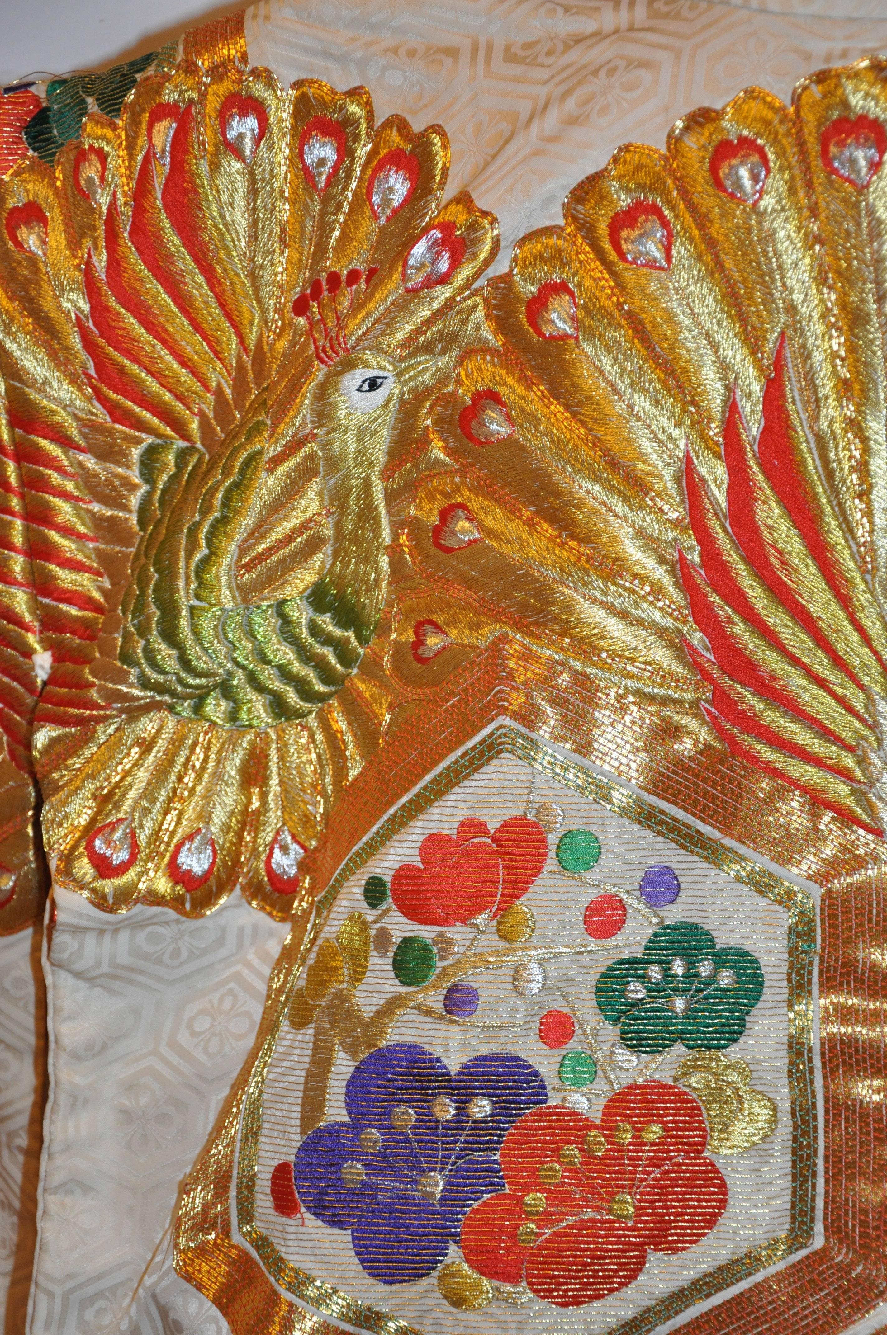 Magnifique kimono de cérémonie en soie japonais « Peacocks In Full Bloom » en vente 2