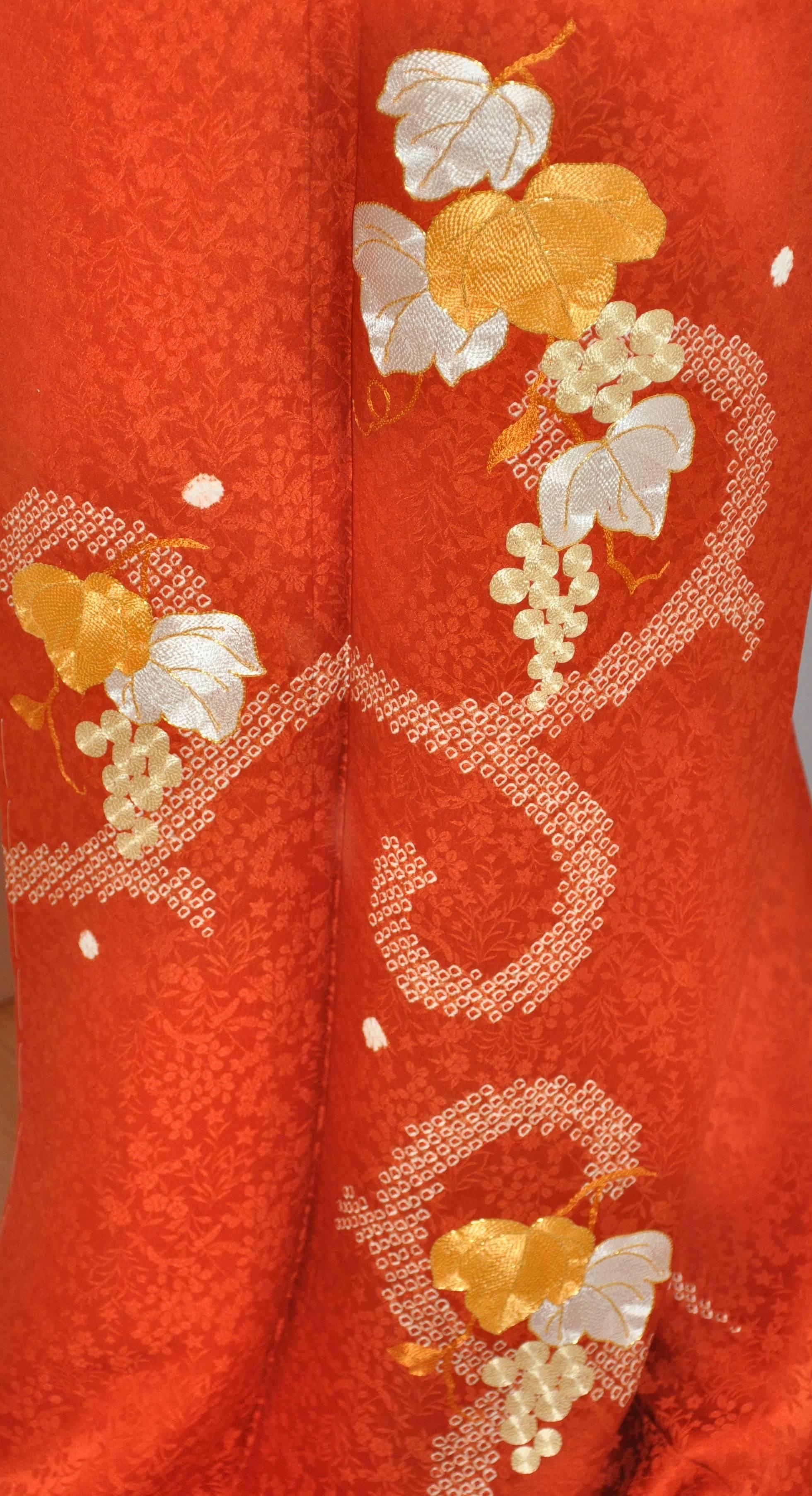 Japanischer japanischer Kimono aus geblümter Seide in geblümter Orange mit Traubenblättern und Trauben (Rot) im Angebot