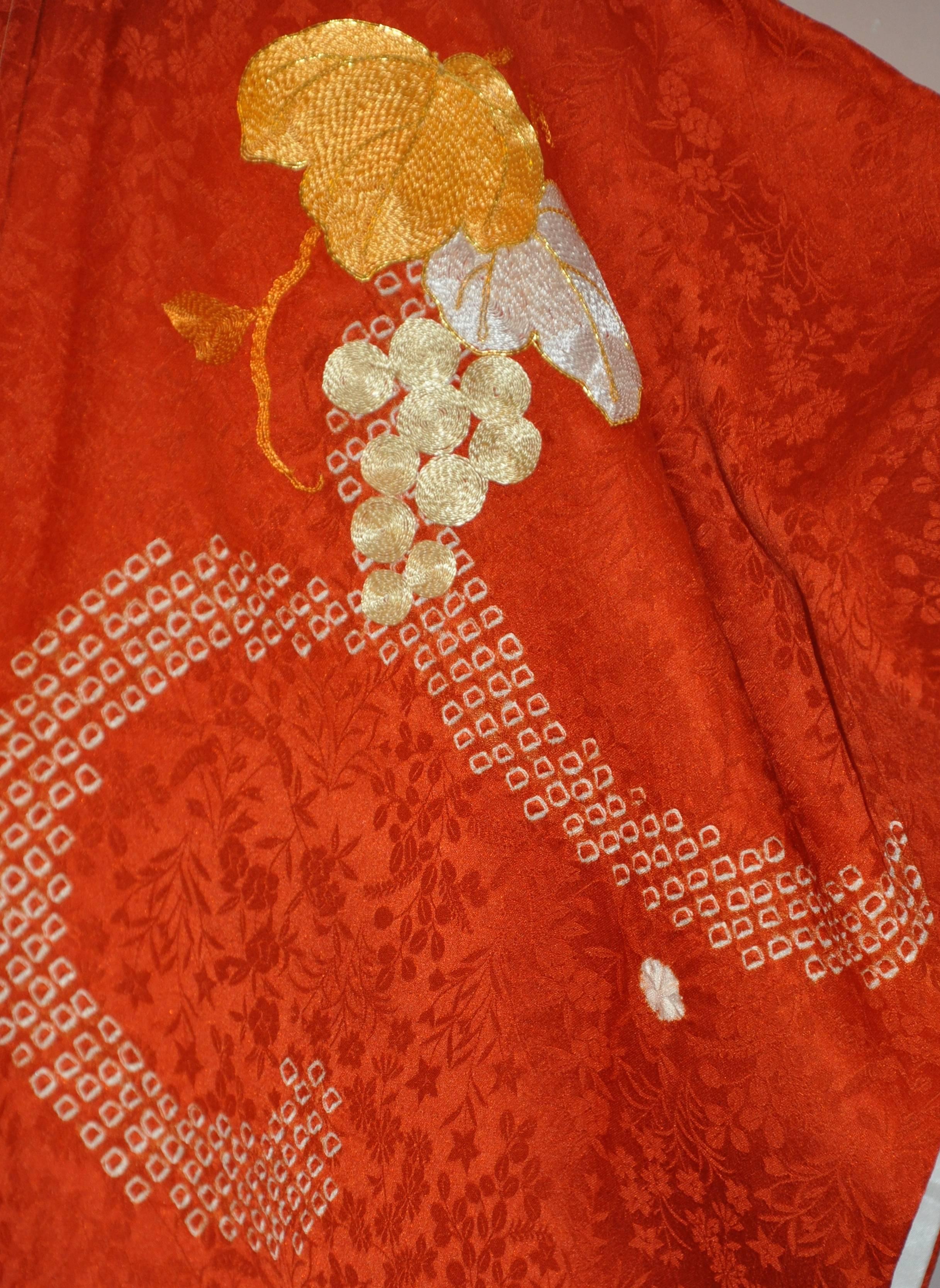 Japanischer japanischer Kimono aus geblümter Seide in geblümter Orange mit Traubenblättern und Trauben im Zustand „Gut“ im Angebot in New York, NY