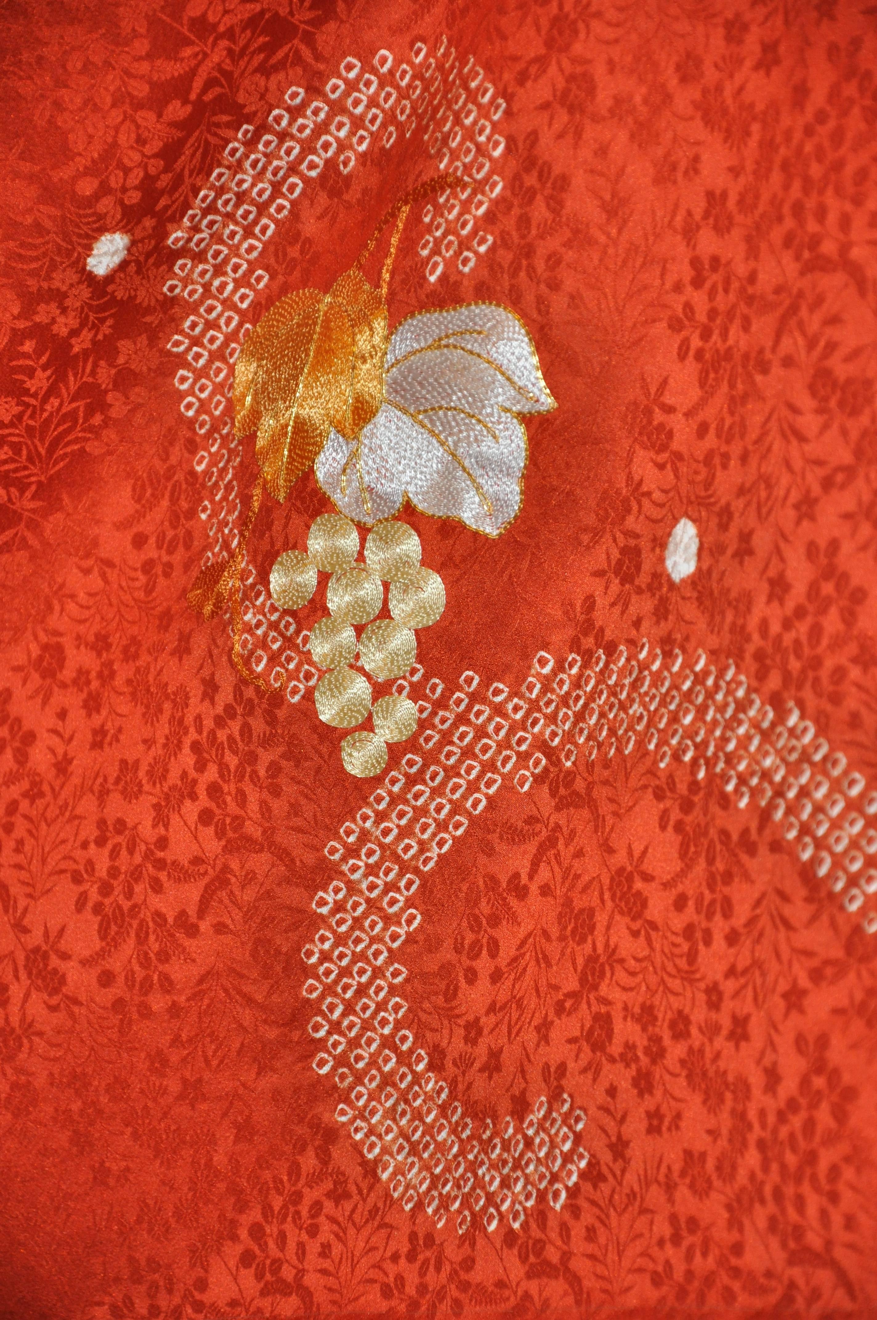 Japanischer japanischer Kimono aus geblümter Seide in geblümter Orange mit Traubenblättern und Trauben für Damen oder Herren im Angebot