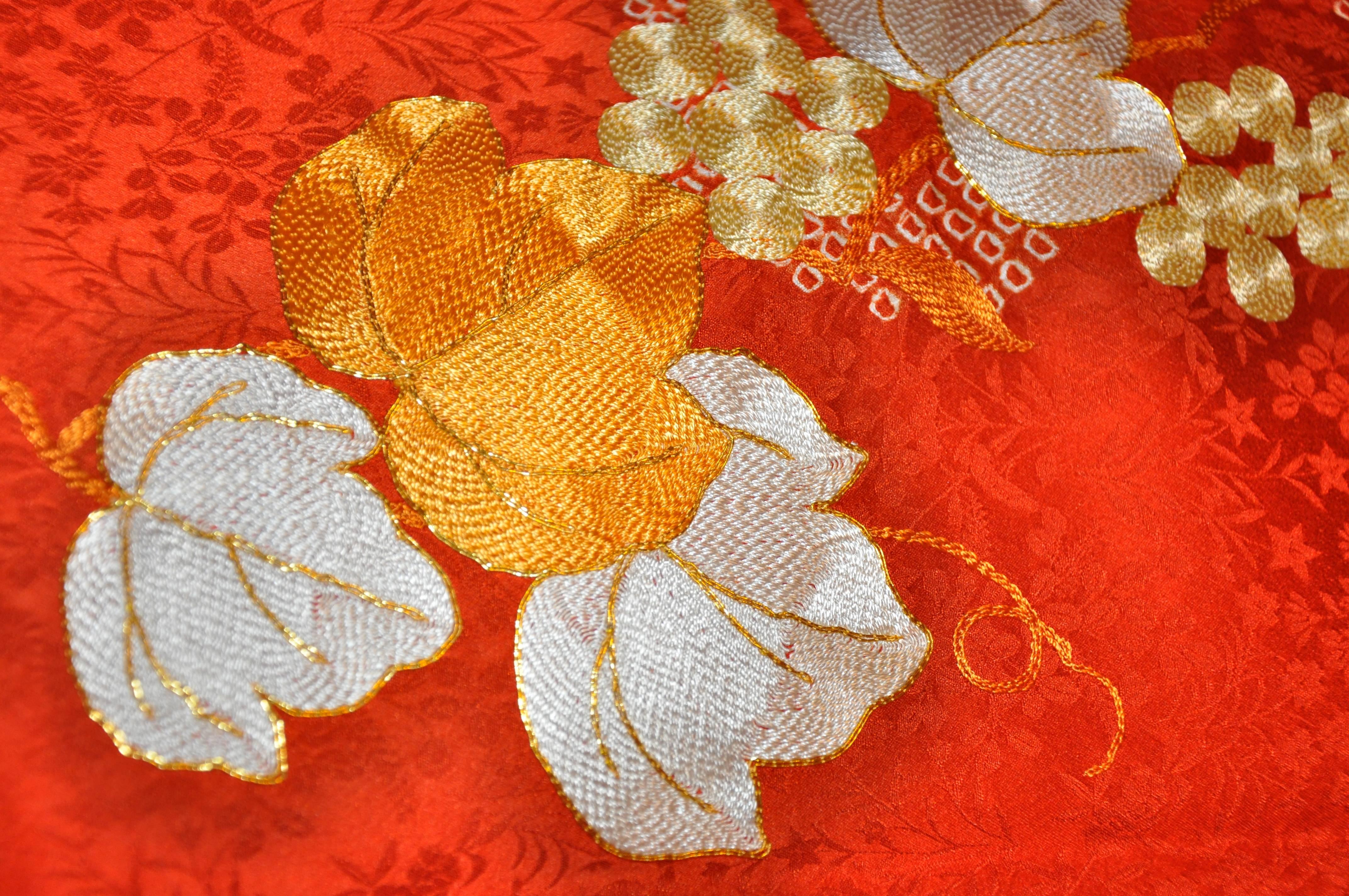 Japanischer japanischer Kimono aus geblümter Seide in geblümter Orange mit Traubenblättern und Trauben im Angebot 1