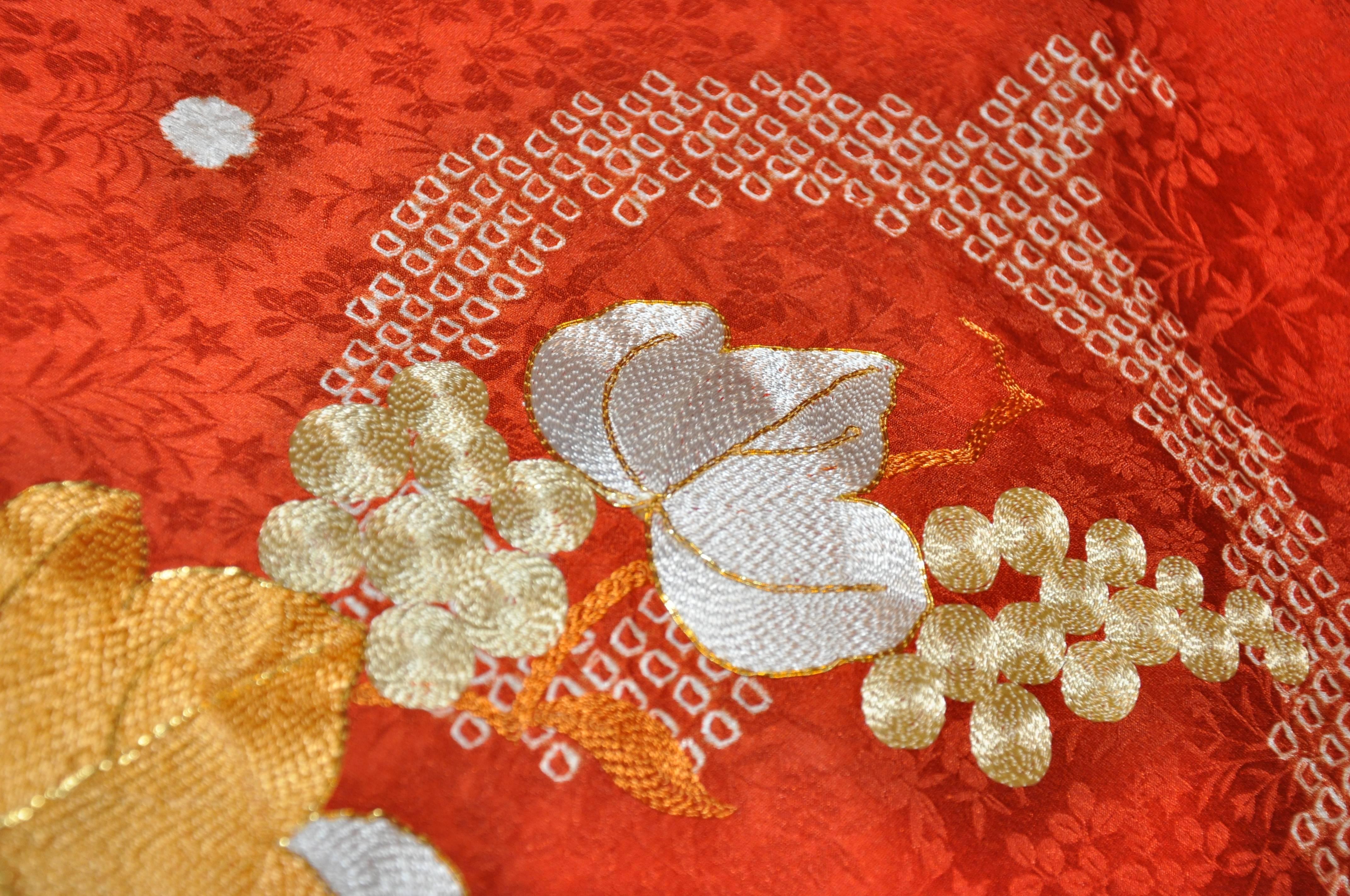 Japanischer japanischer Kimono aus geblümter Seide in geblümter Orange mit Traubenblättern und Trauben im Angebot 2