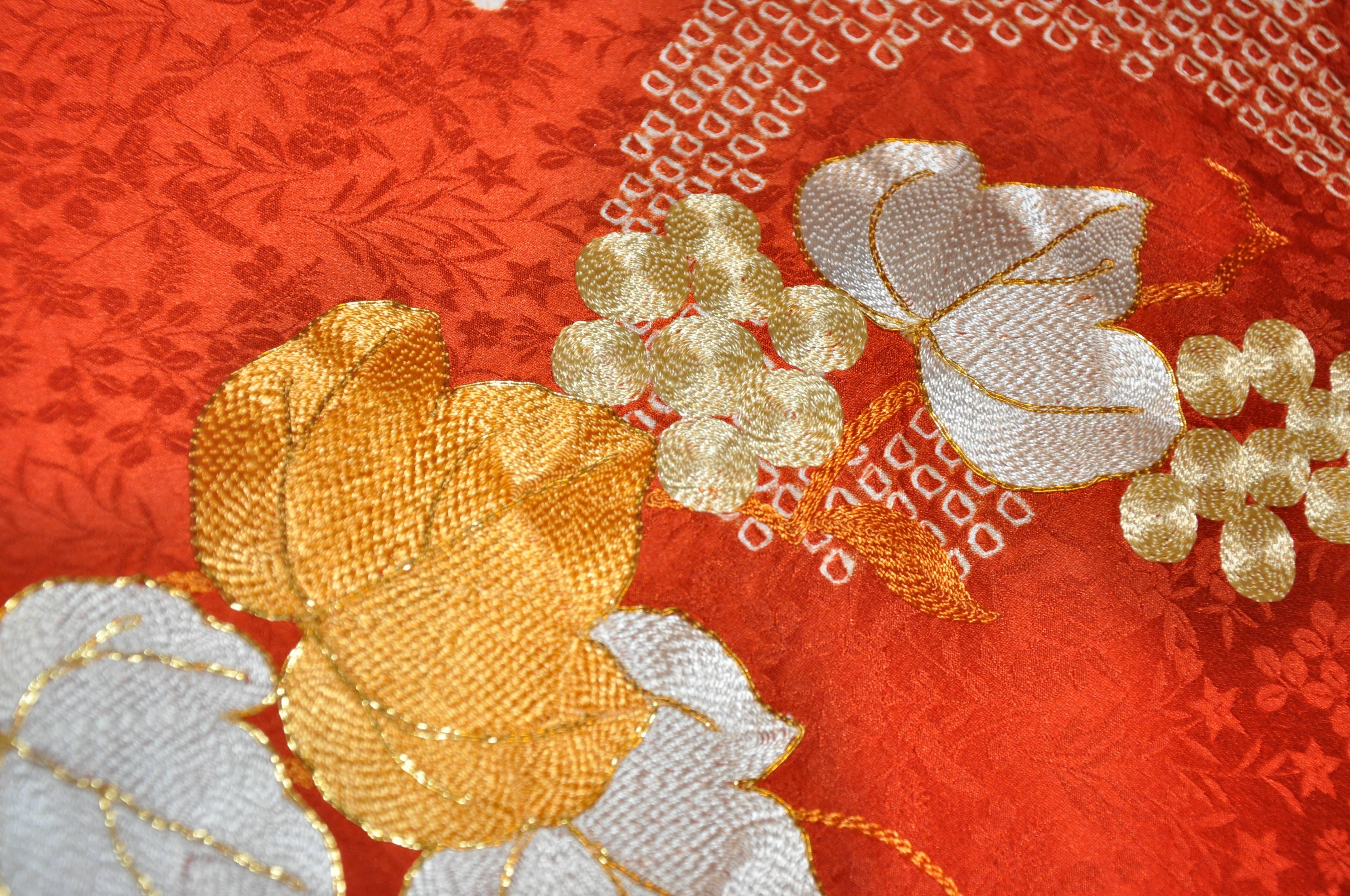 Japanischer japanischer Kimono aus geblümter Seide in geblümter Orange mit Traubenblättern und Trauben im Angebot 3