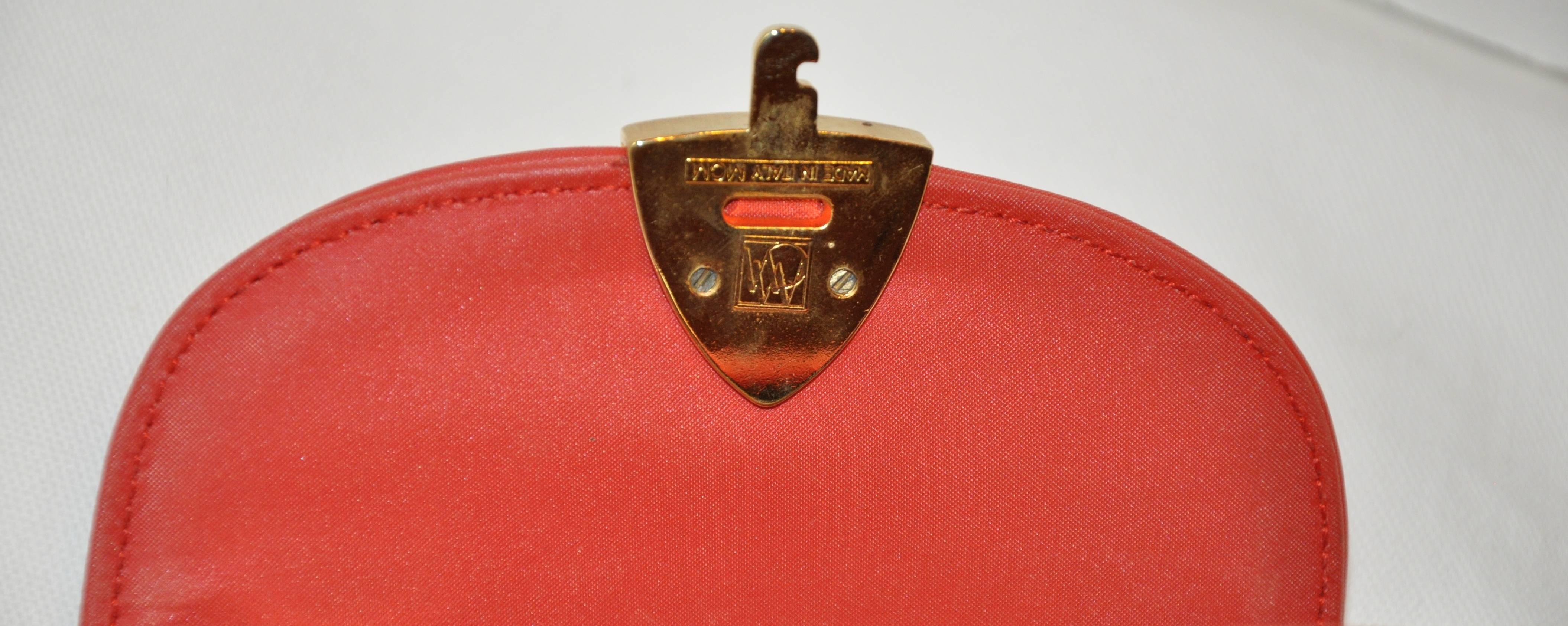 MCM - Sac porté épaule de soirée miniature en cuir de veau verni rouge avec détails rouges Unisexe en vente