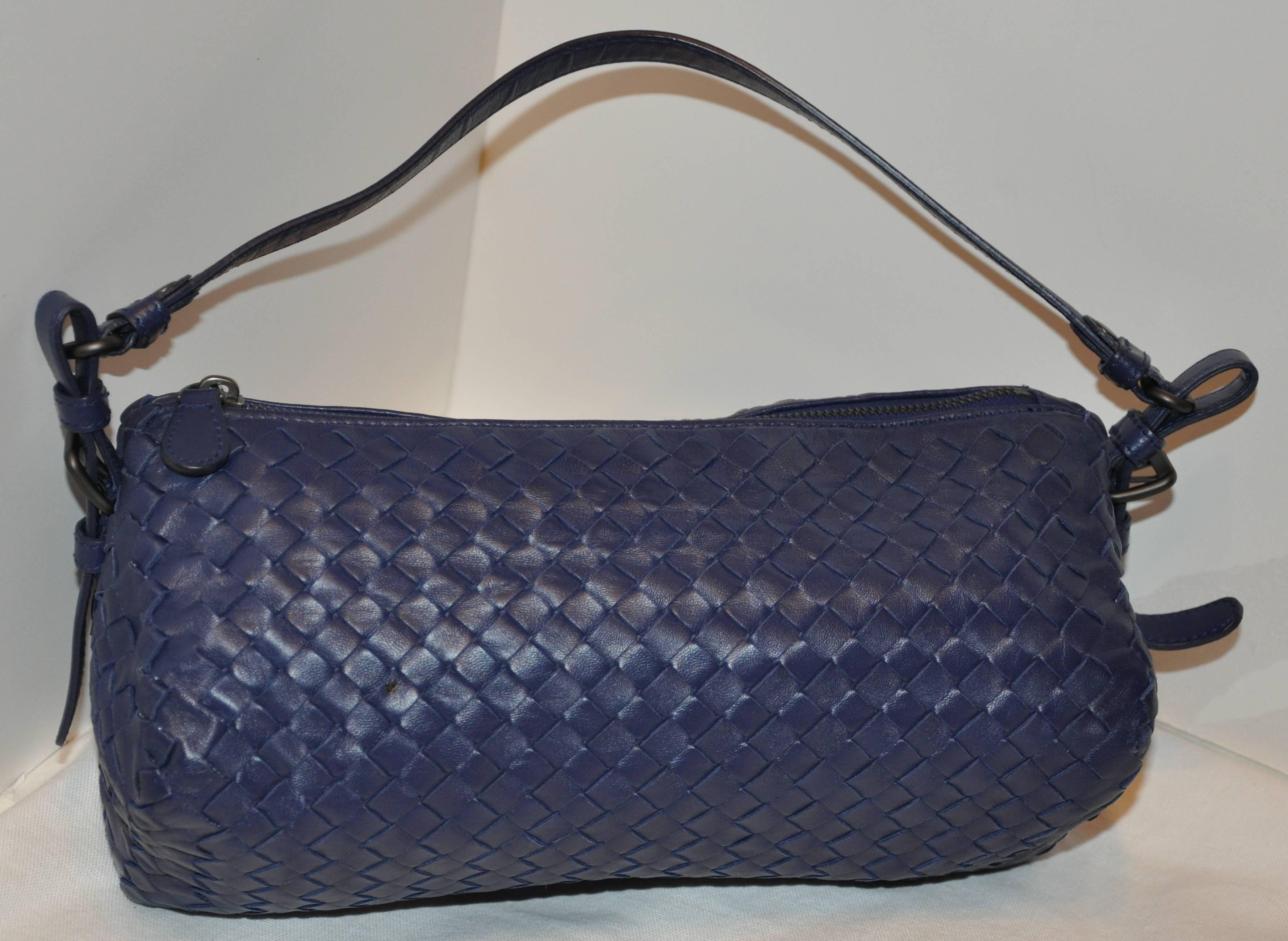 Bottega Veneta Violet Lambskin Zippered Top Adjustable Shoulder Bag In Good Condition In New York, NY