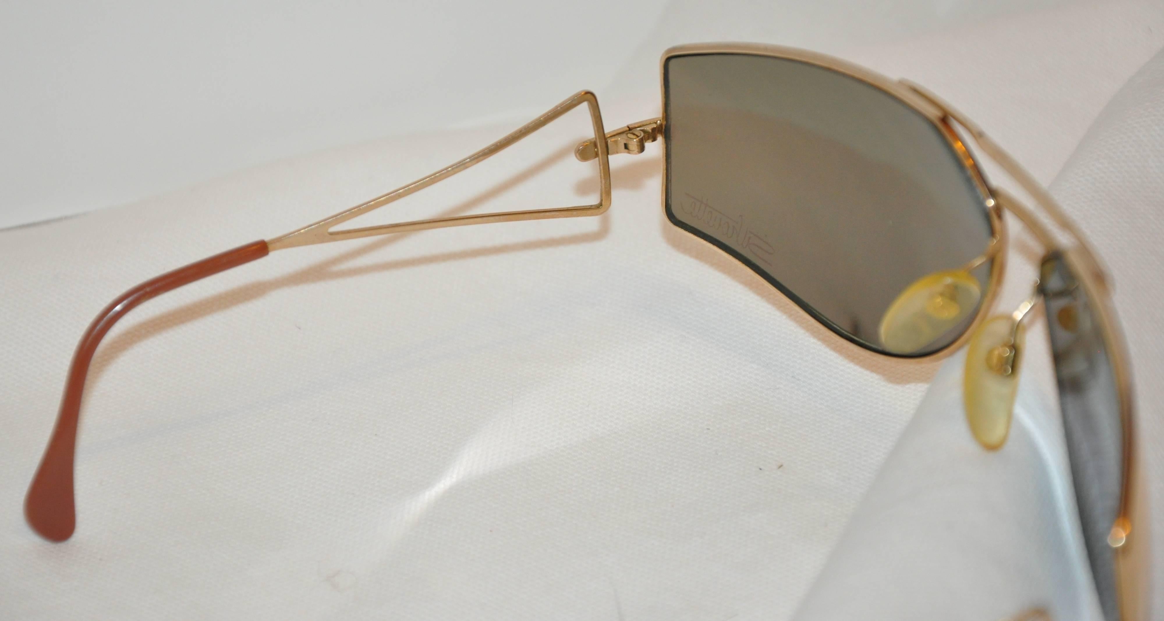 Marron Silhouette dorée accentuée de matériel doré avec lunettes de soleil miroir en vente
