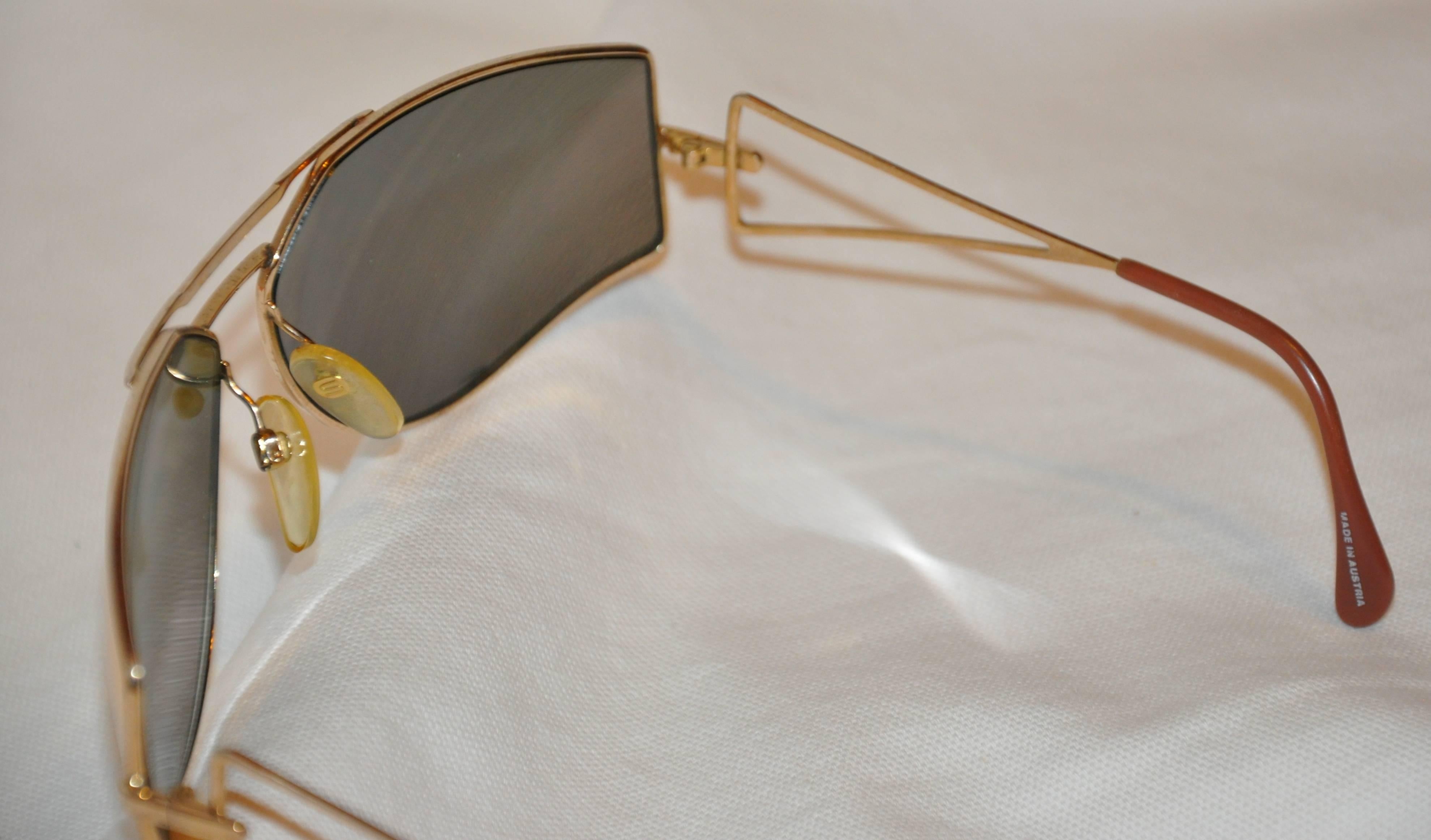 Silhouette dorée accentuée de matériel doré avec lunettes de soleil miroir État moyen - En vente à New York, NY