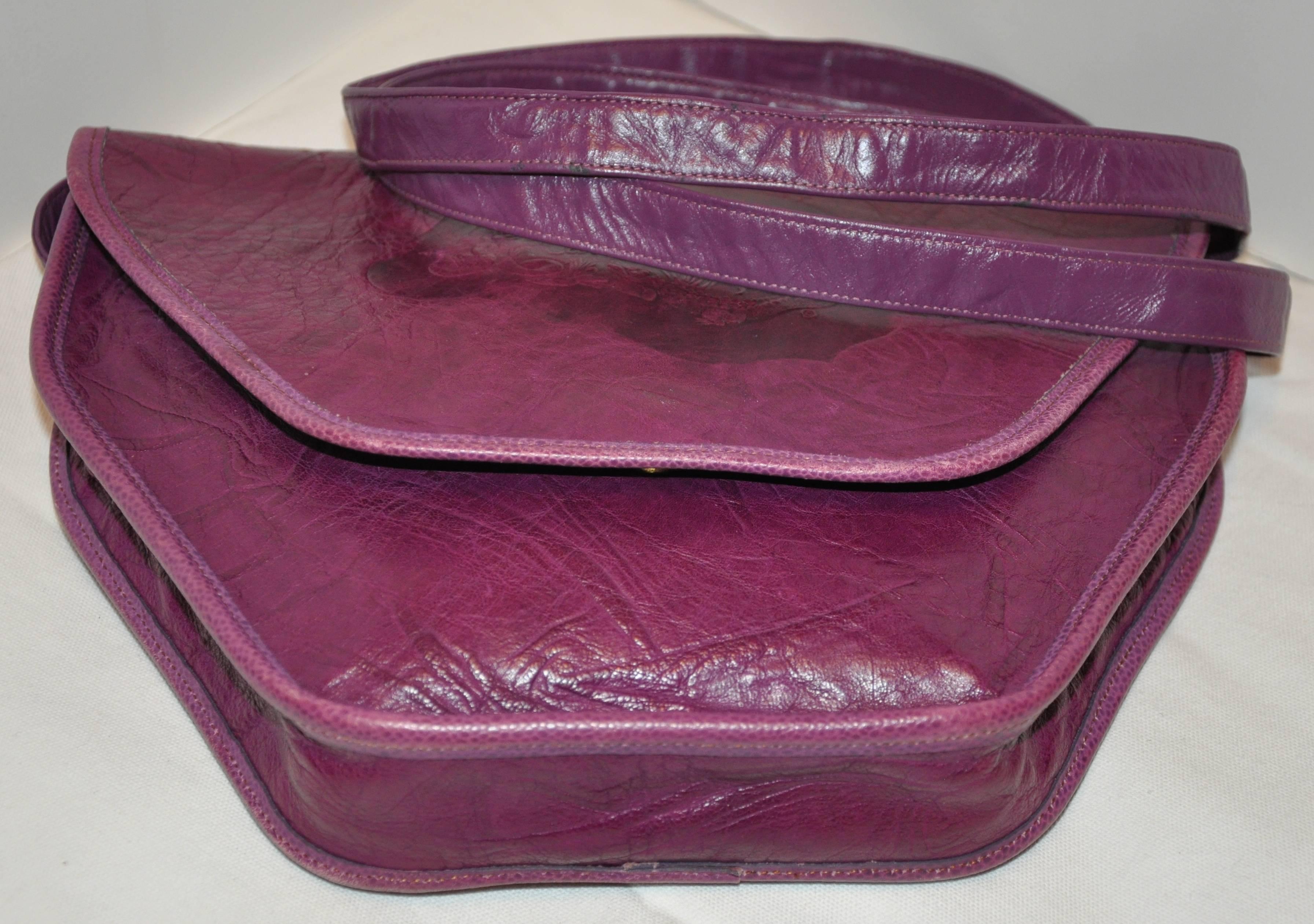 Marron Carlos Falchi - Sac à bandoulière texturé en forme de buffle violet avec détails en relief en vente