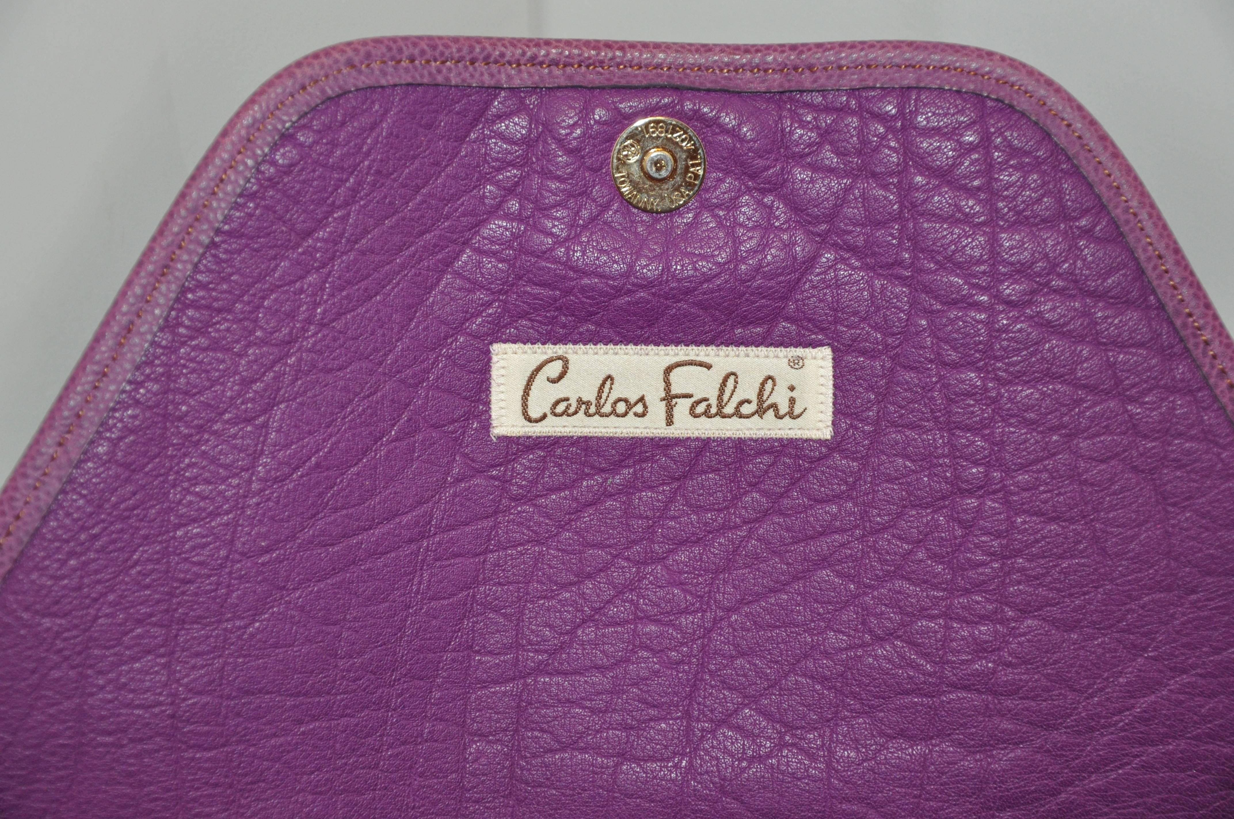 Carlos Falchi - Sac à bandoulière texturé en forme de buffle violet avec détails en relief Bon état - En vente à New York, NY