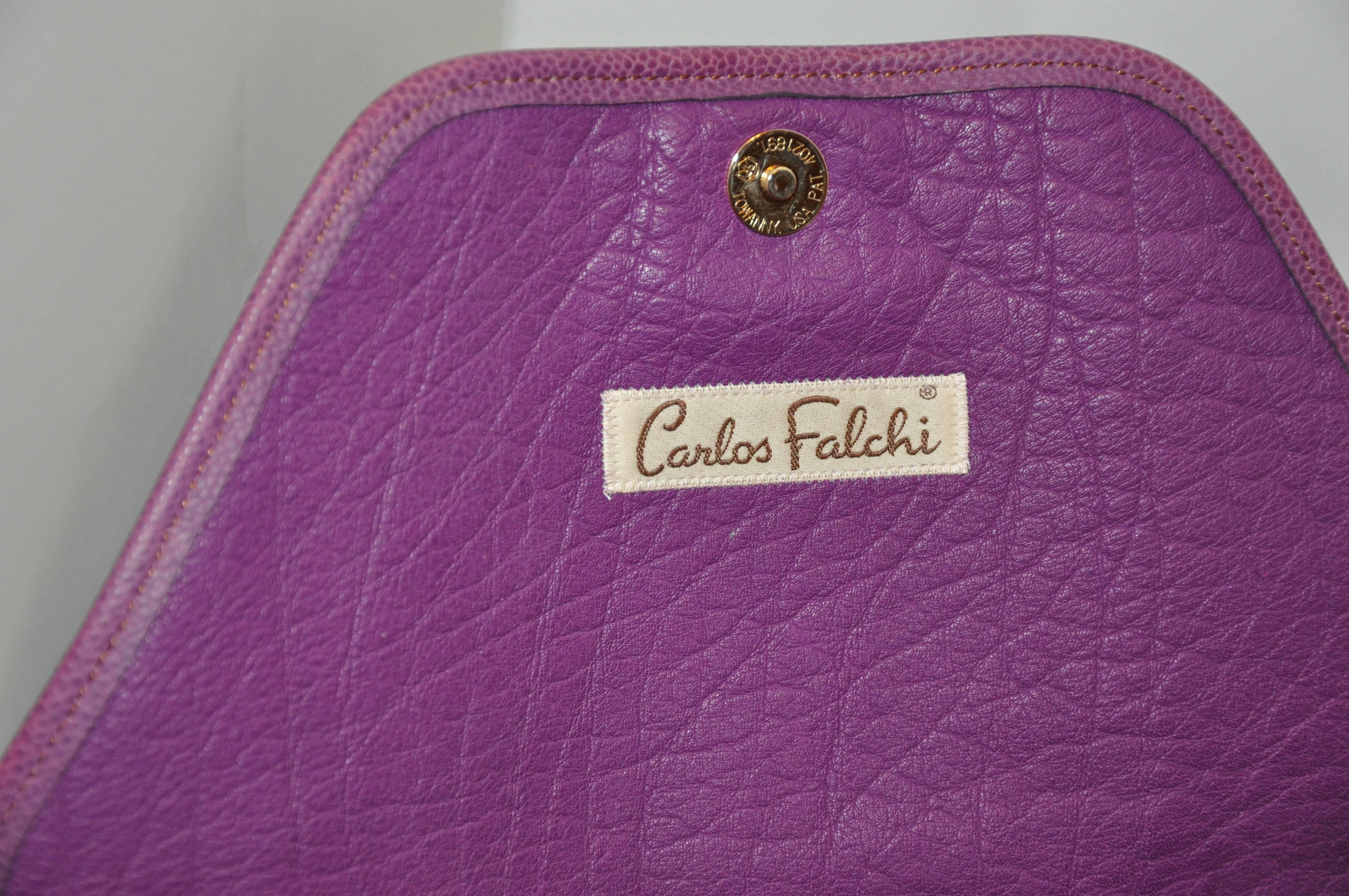 Carlos Falchi - Sac à bandoulière texturé en forme de buffle violet avec détails en relief Unisexe en vente
