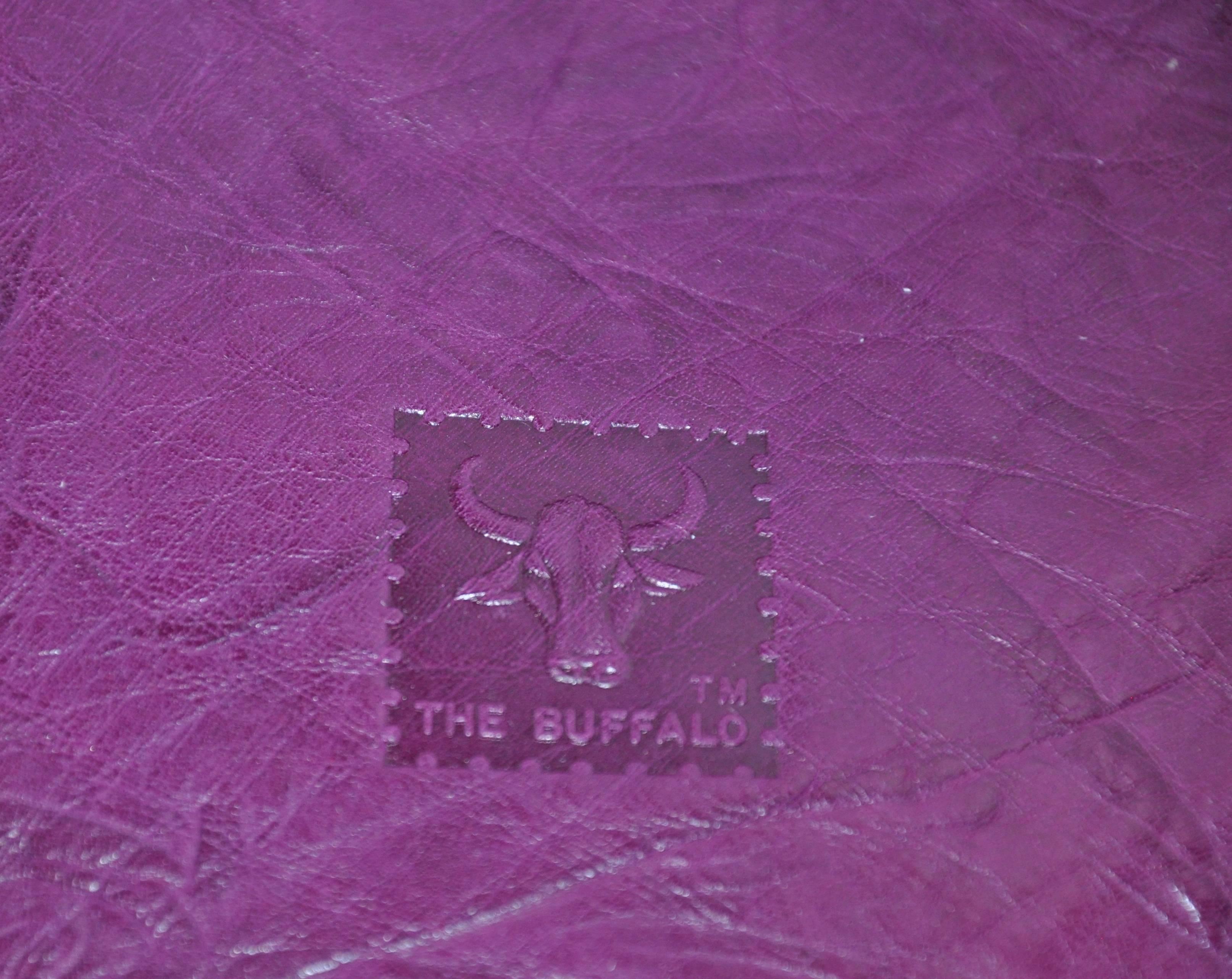 Carlos Falchi - Sac à bandoulière texturé en forme de buffle violet avec détails en relief en vente 2