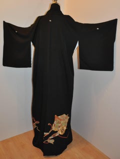 Kimono de seda negra "Carruaje del Emperador" de cordón de oro multitextura