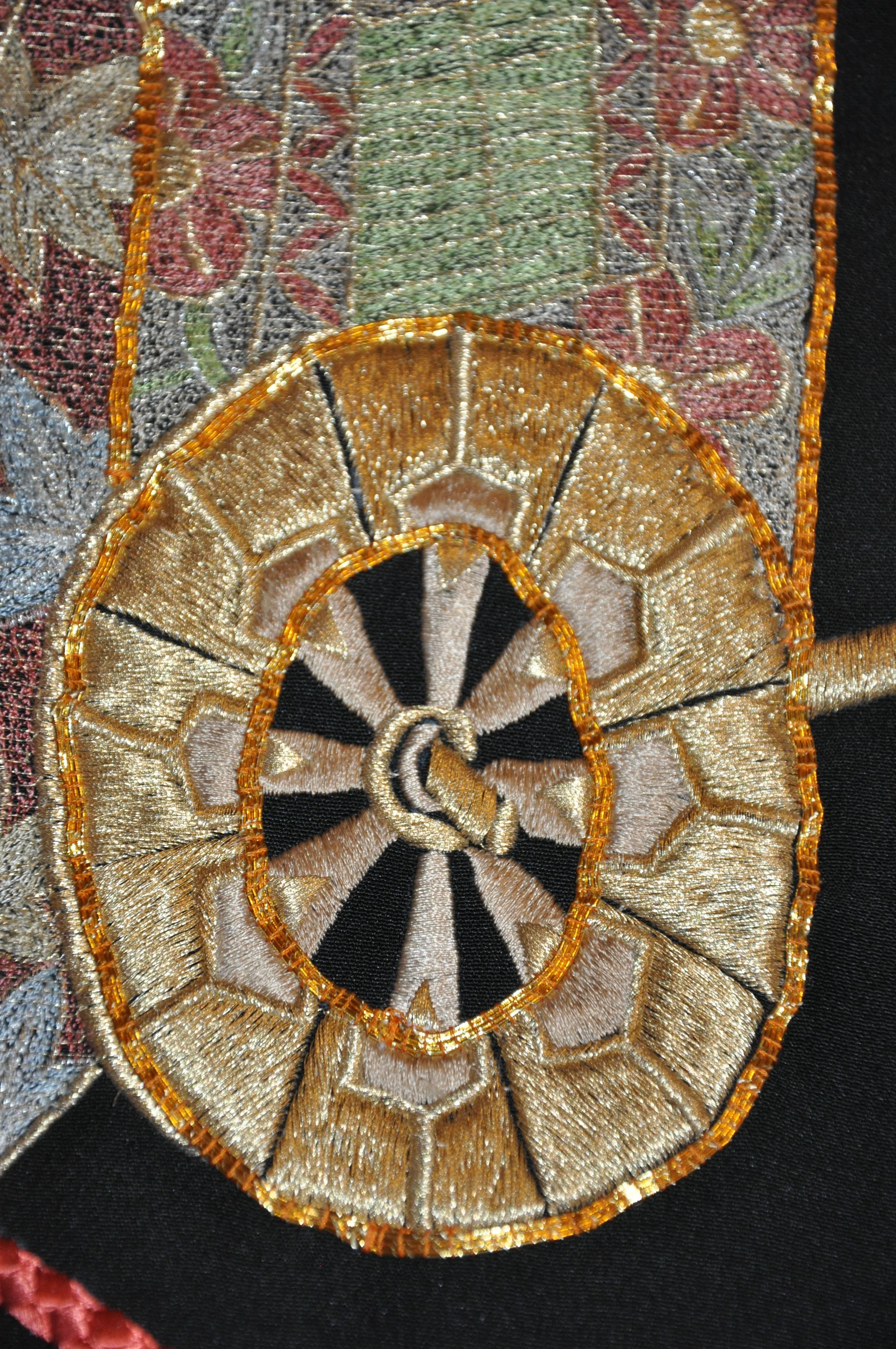 Mehrtexturierter schwarzer Seidenkimono mit Goldkordel „Emperor's Carriage“ im Zustand „Gut“ im Angebot in New York, NY