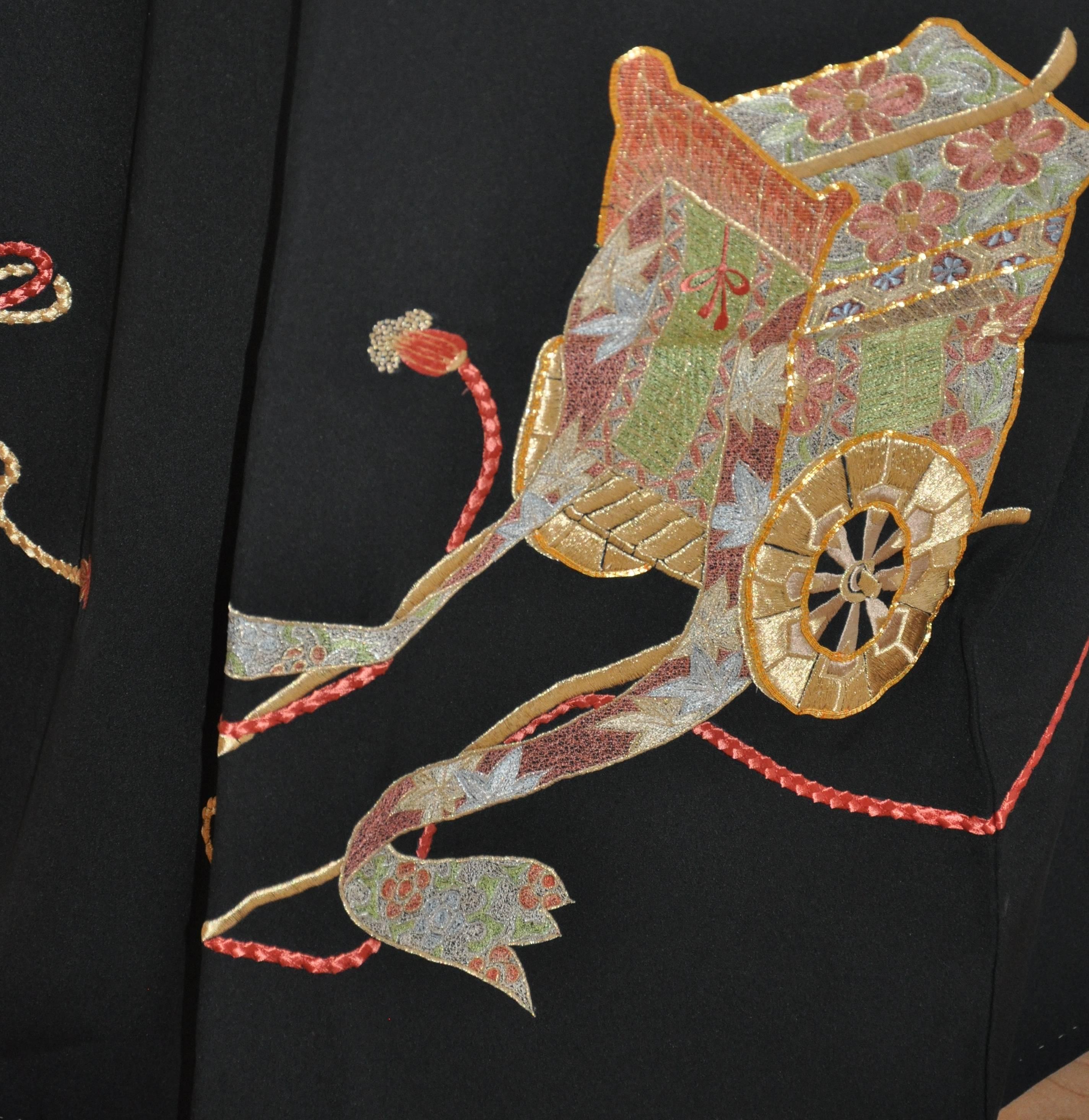 Mehrtexturierter schwarzer Seidenkimono mit Goldkordel „Emperor's Carriage“ im Angebot 3