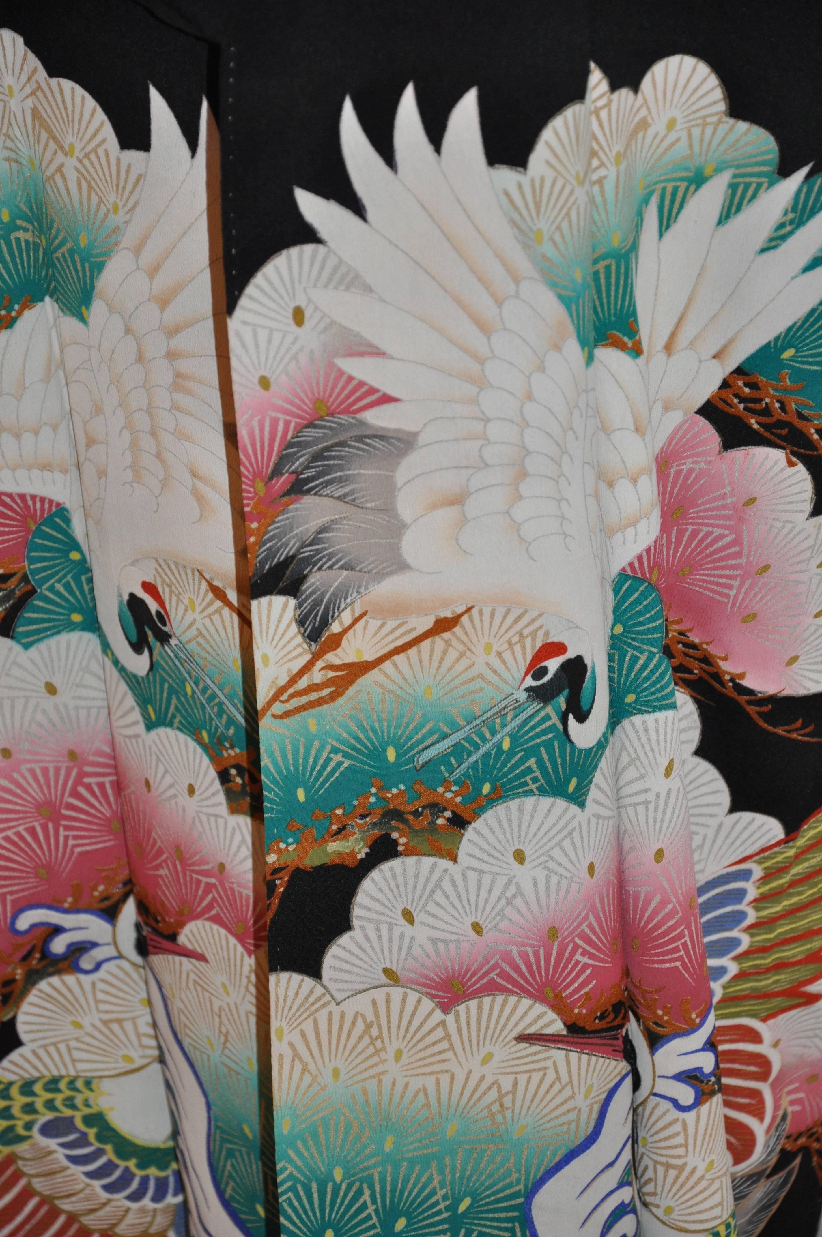 Mehrfarbiger schwarzer Seidenkimono „Cranes Among Waves“ im Zustand „Gut“ im Angebot in New York, NY