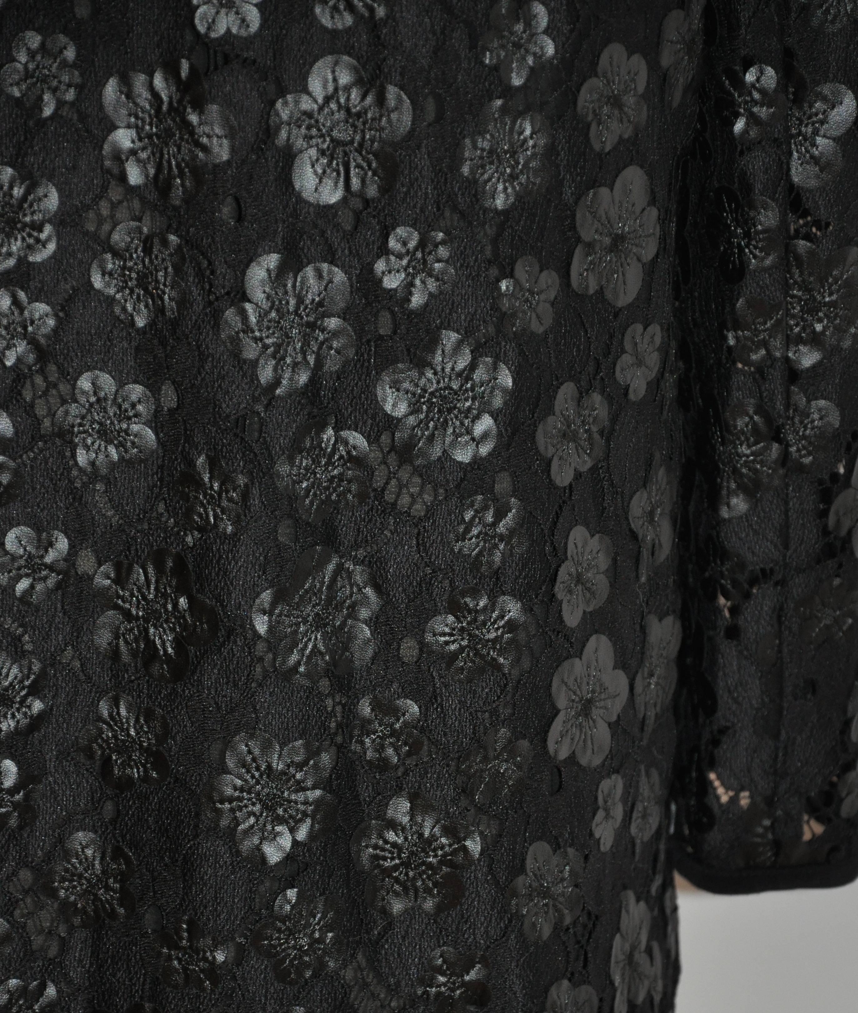 Karl Lagerfeld Detailed Black Floral & Lace Open Evening Jacket In Good Condition For Sale In New York, NY