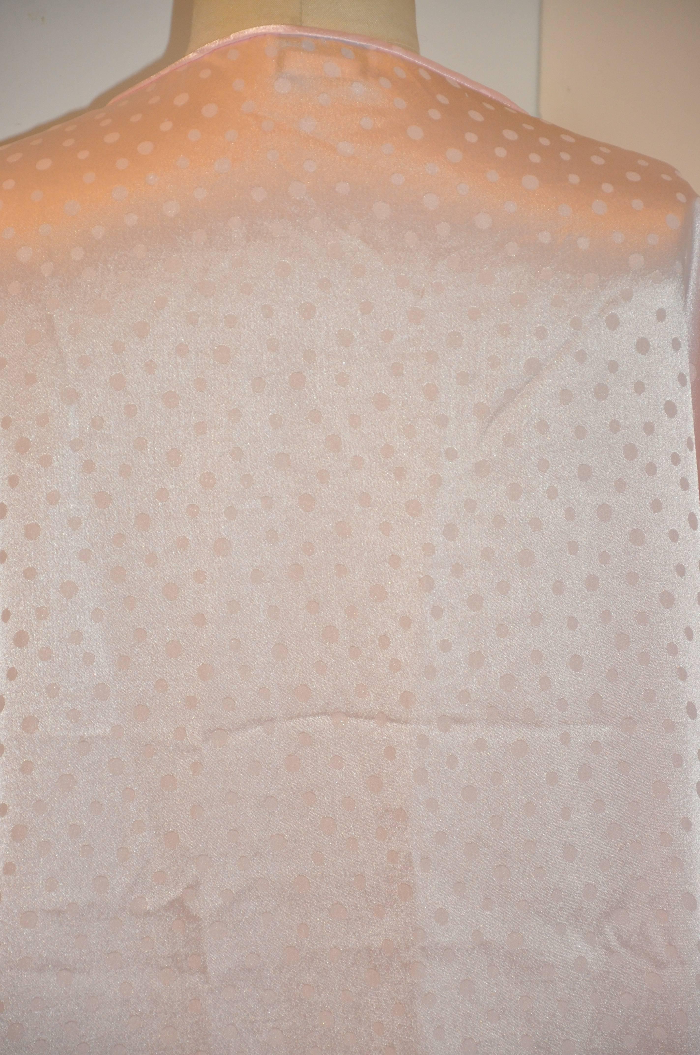 Natori Powder Pink - Vestito da salotto con accenti ricamati a Dot Dot Dot In condizioni buone in vendita a New York, NY