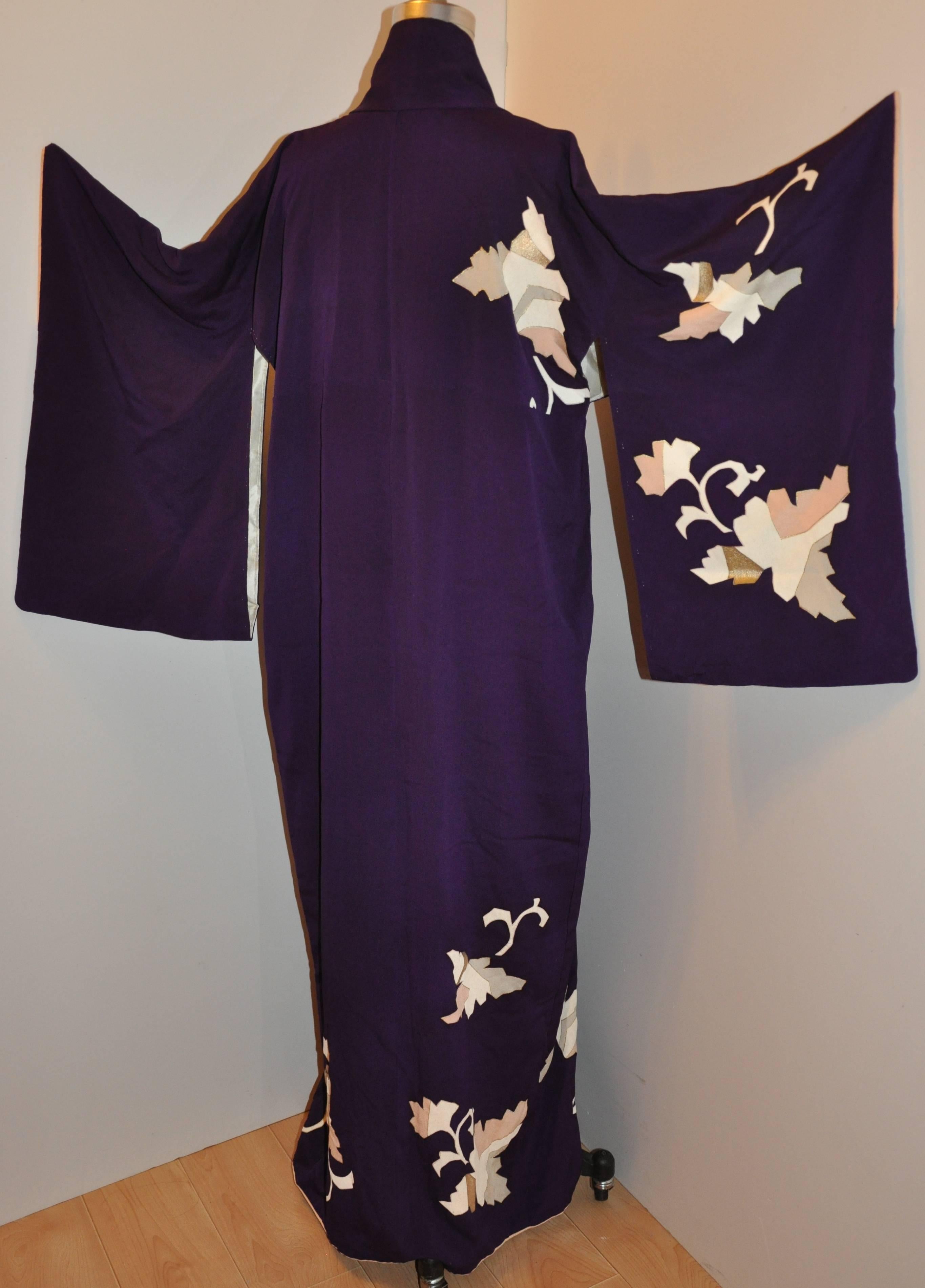        Diese wunderbare traditionelle und elegante tiefe Pflaume akzentuiert mit Multi geometrischen floralen Seide Kimono Maßnahmen 59 Zoll in der Länge. Der Achselumfang beträgt 48 Zoll, Kragen-zu-Ärmel-Manschette ist 20 1/2 Zoll, Ärmellänge ist