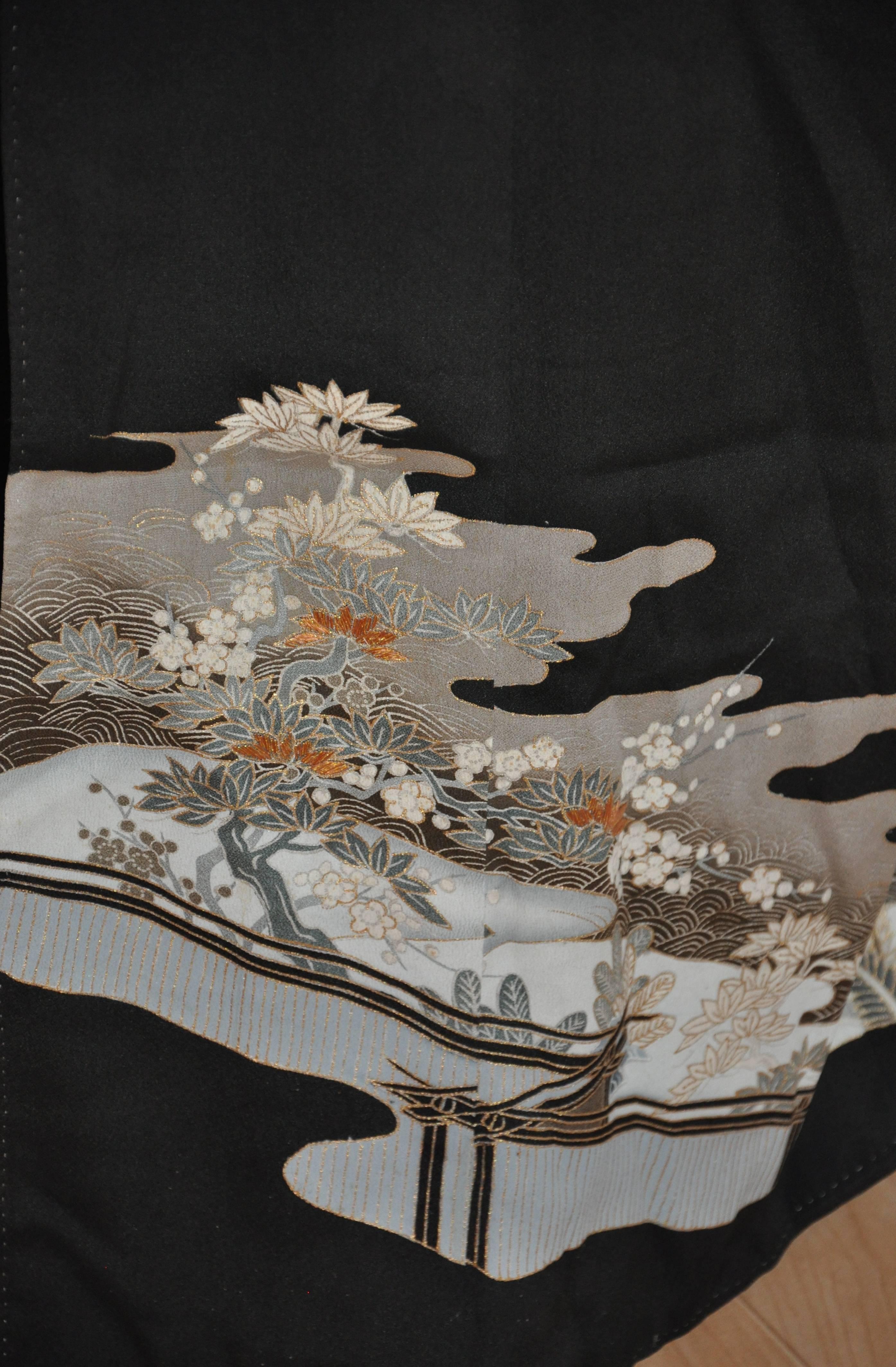 Schwarzer japanischer Kimono aus schwarzer Seide mit Blumen, Bäumen und Wellen im Zustand „Gut“ im Angebot in New York, NY