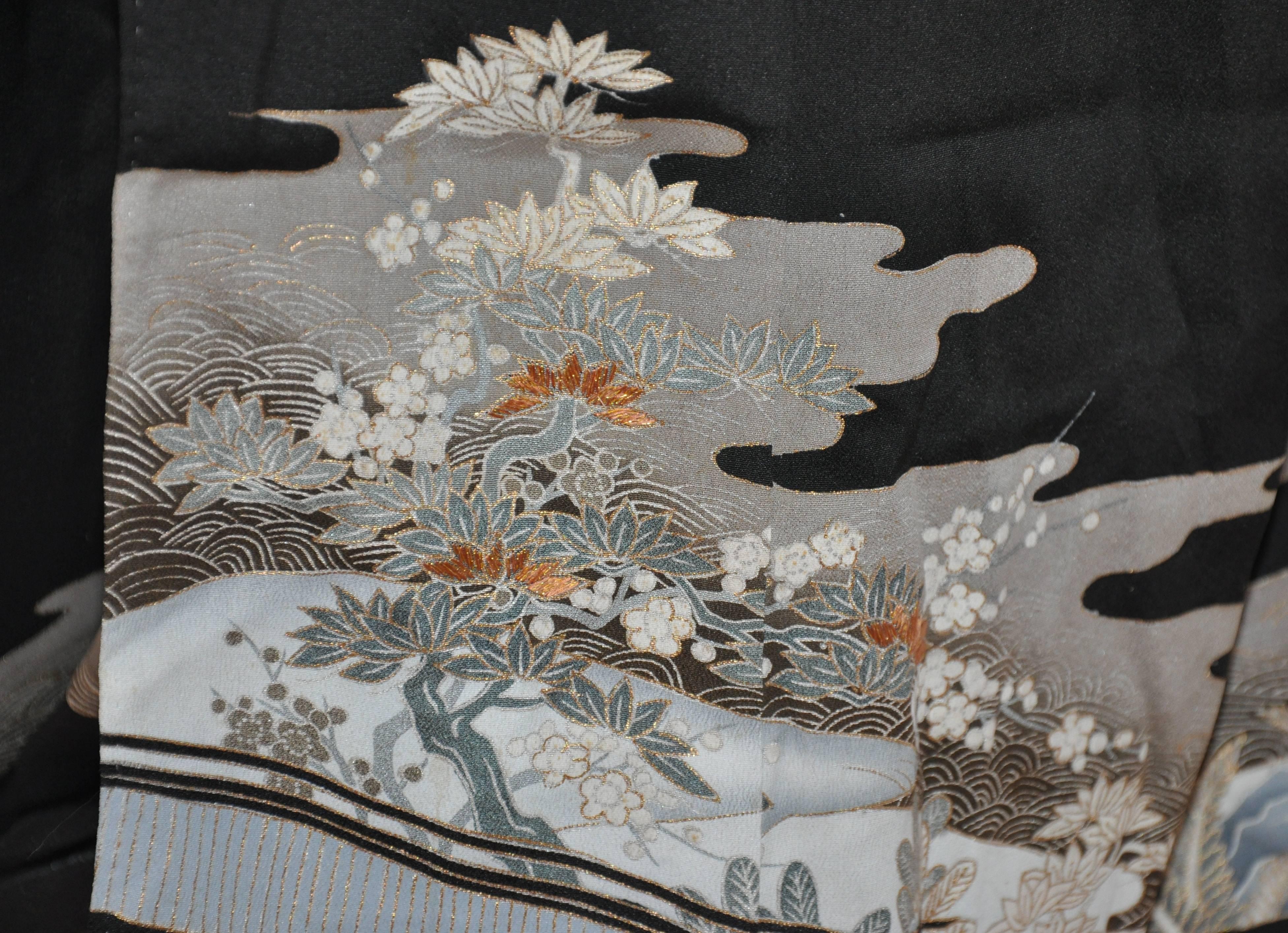 Schwarzer japanischer Kimono aus schwarzer Seide mit Blumen, Bäumen und Wellen für Damen oder Herren im Angebot