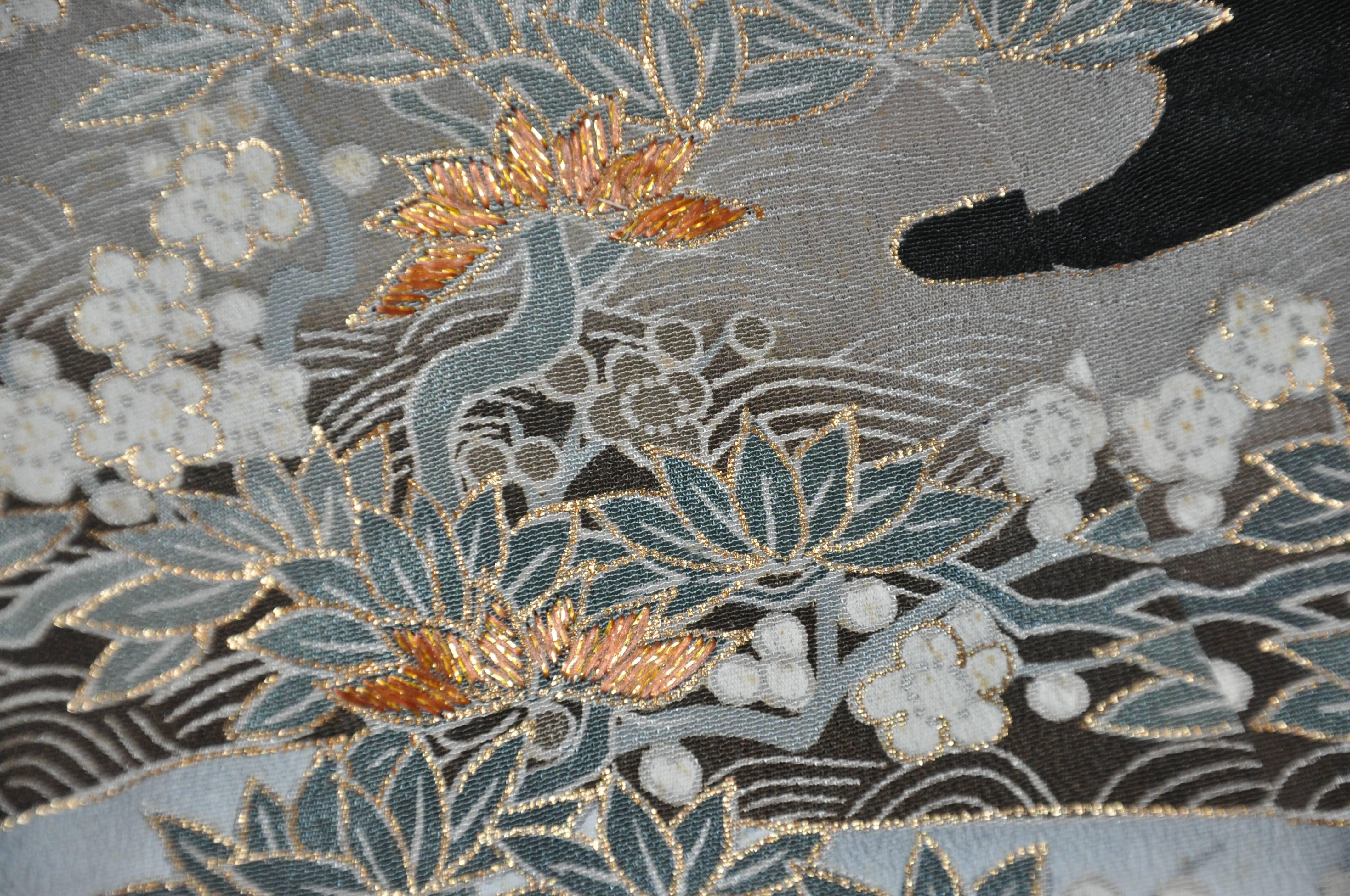 Schwarzer japanischer Kimono aus schwarzer Seide mit Blumen, Bäumen und Wellen im Angebot 3