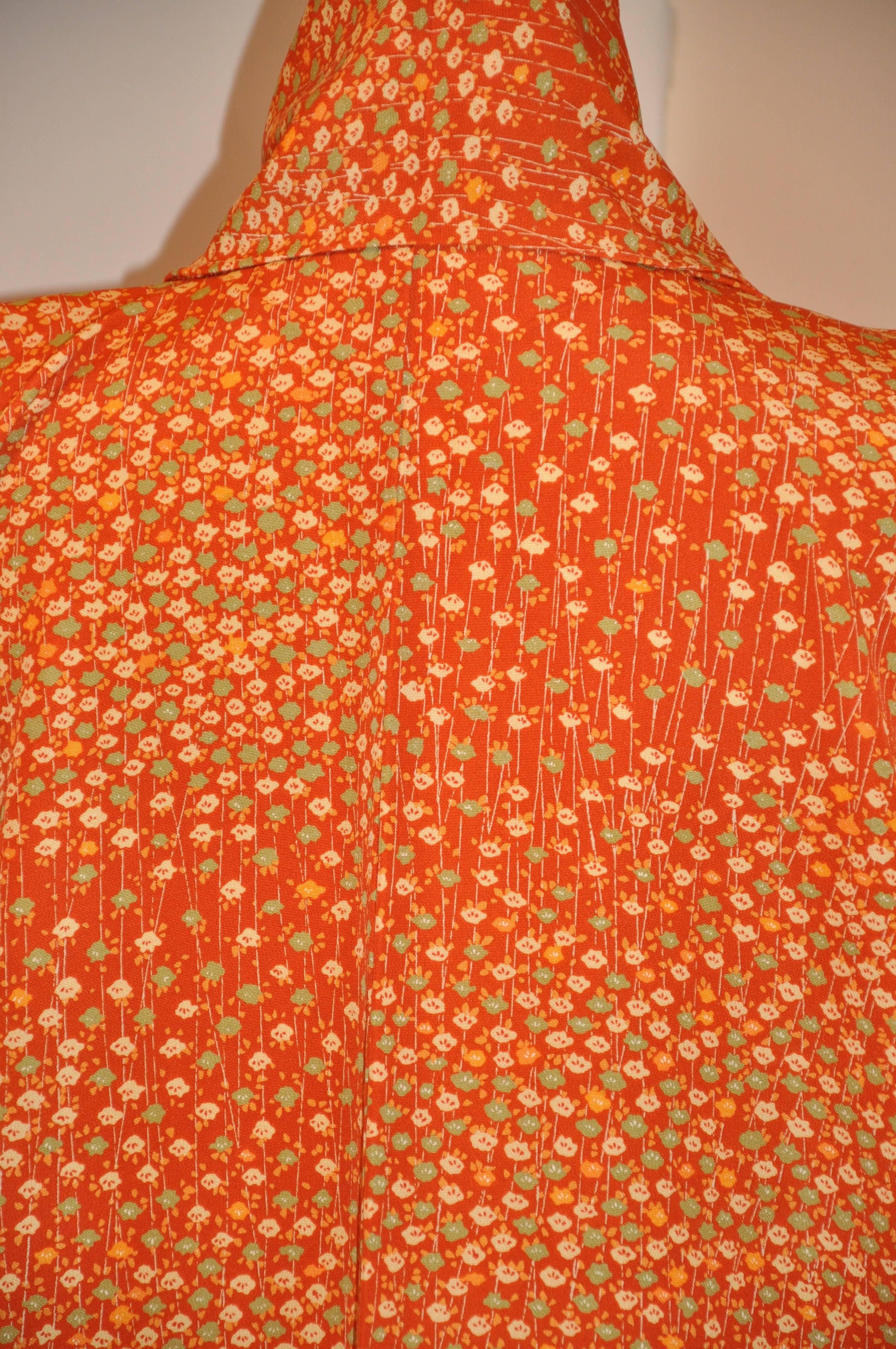 Japanischer warmer, mehrfarbiger Kimono aus geblümter Seide aus Tangerine (Orange) im Angebot