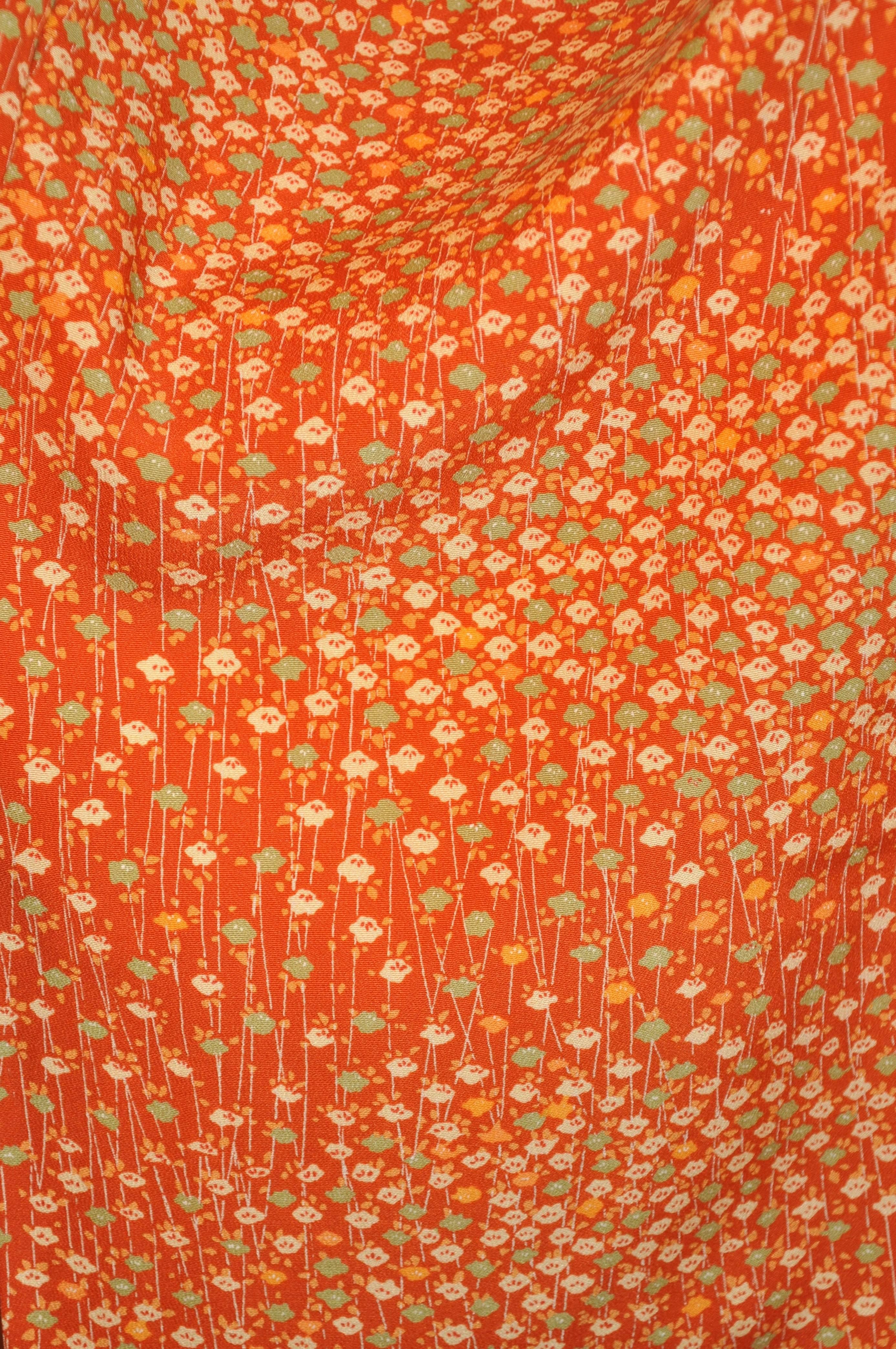 Japanischer warmer, mehrfarbiger Kimono aus geblümter Seide aus Tangerine im Zustand „Gut“ im Angebot in New York, NY