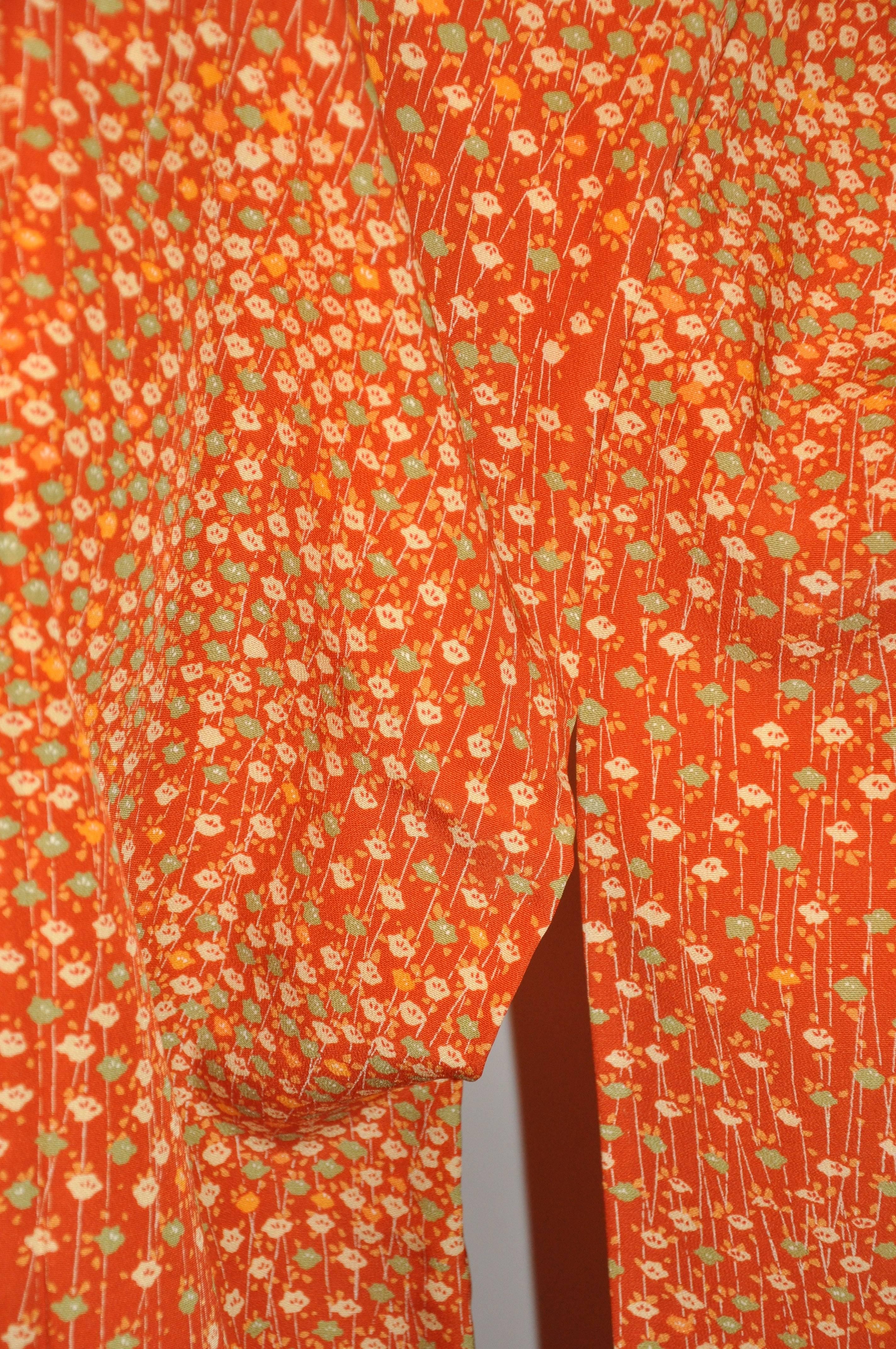Japanischer warmer, mehrfarbiger Kimono aus geblümter Seide aus Tangerine für Damen oder Herren im Angebot