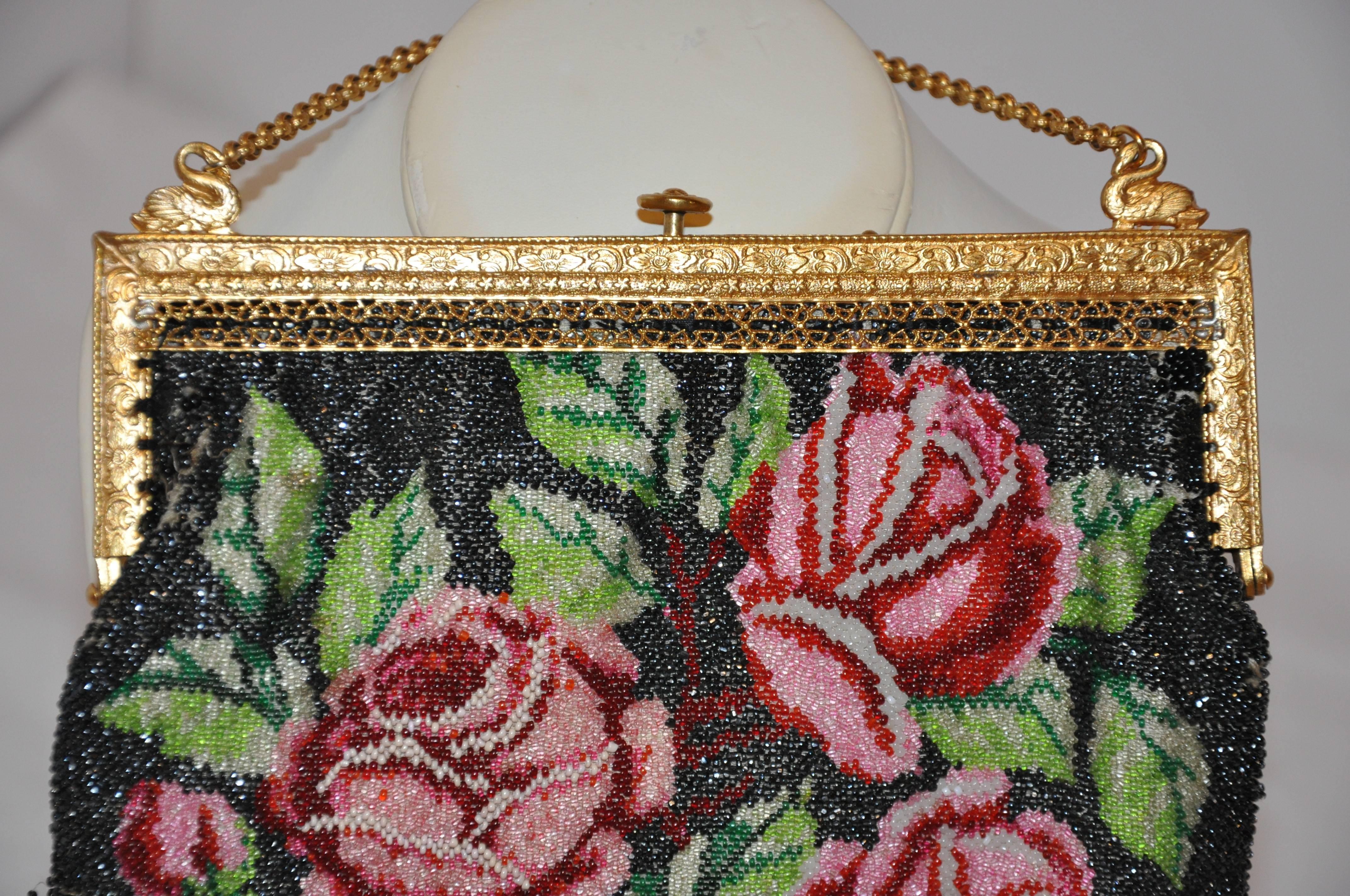 Vergoldete, geätzte, goldfarbene, goldfarbene Hardware-Rahmen-Handtasche „Roses“ mit Mikro-Perlen im Zustand „Gut“ im Angebot in New York, NY