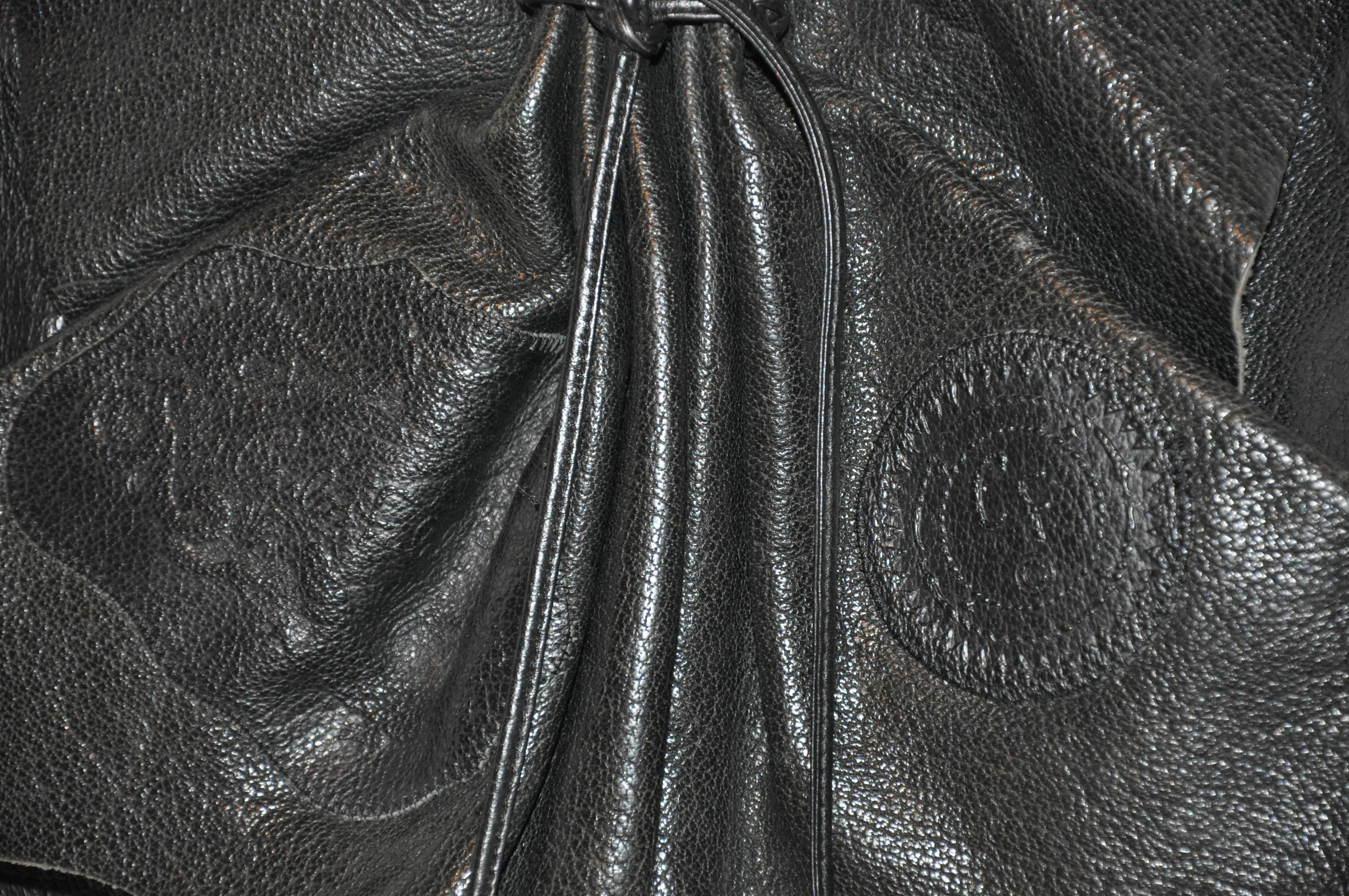 Noir Carlos Falchi - Grand sac porté épaule « Signature » en cuir de buffle noir texturé en vente