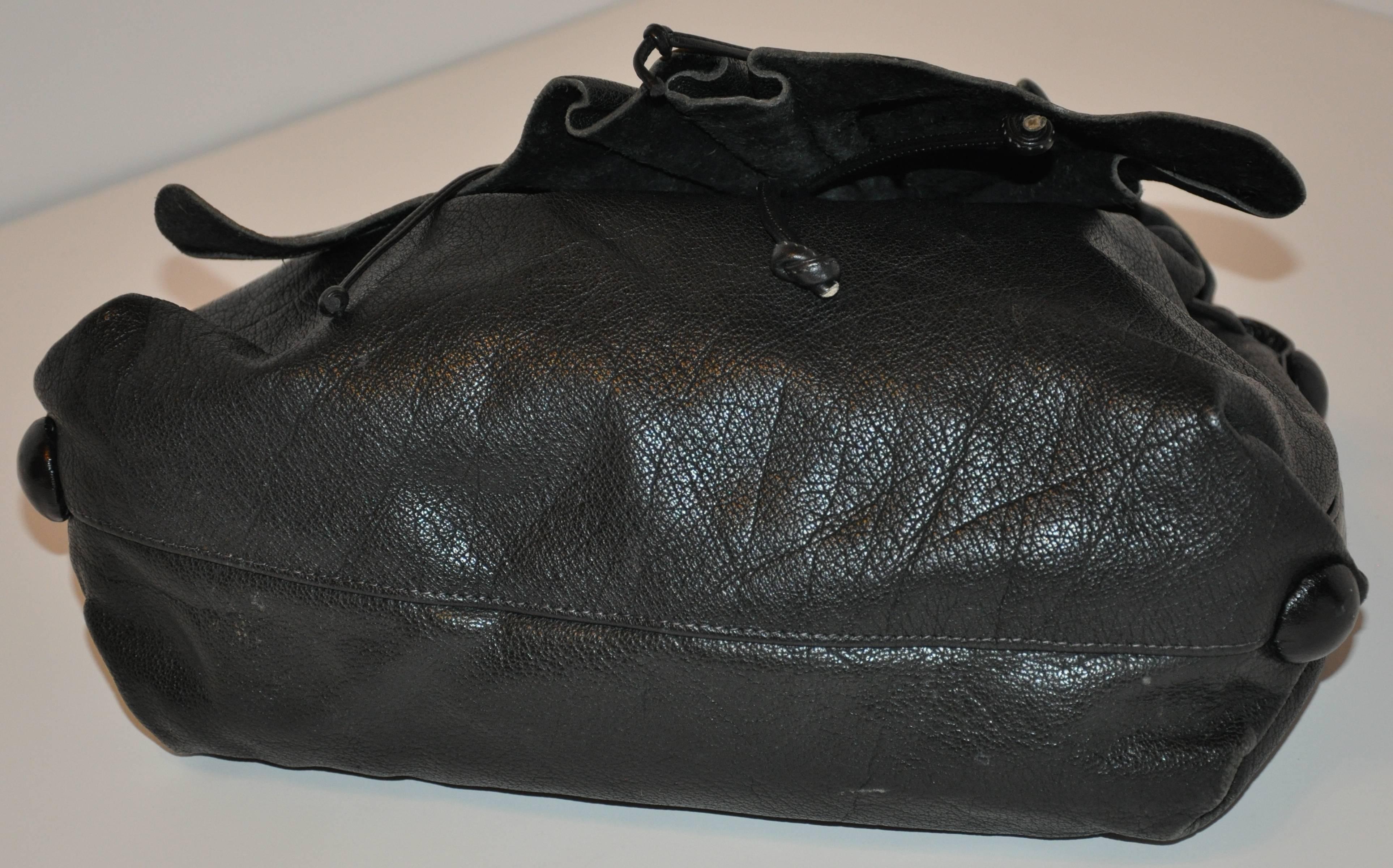 Carlos Falchi - Grand sac porté épaule « Signature » en cuir de buffle noir texturé Bon état - En vente à New York, NY