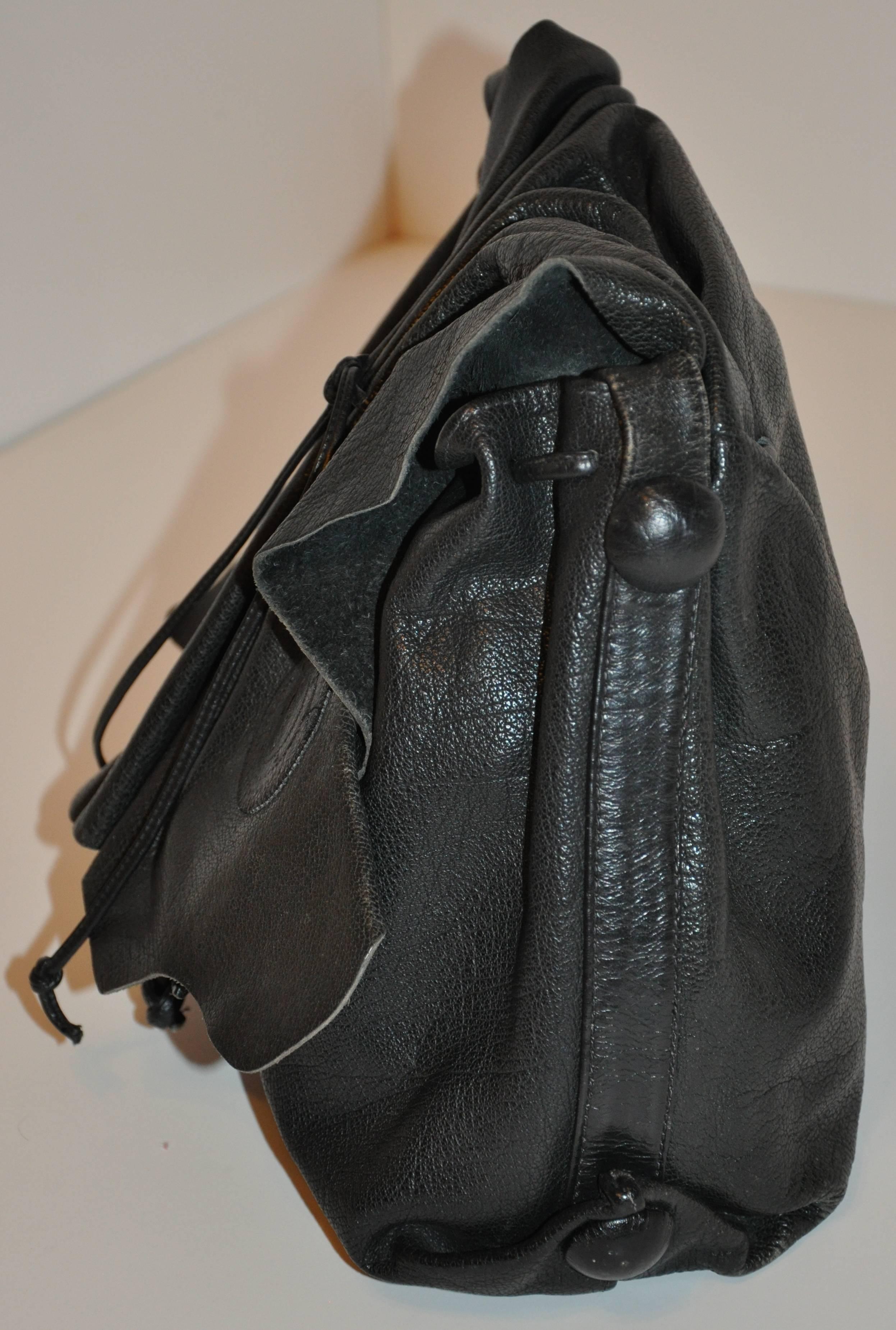 Carlos Falchi - Grand sac porté épaule « Signature » en cuir de buffle noir texturé Unisexe en vente