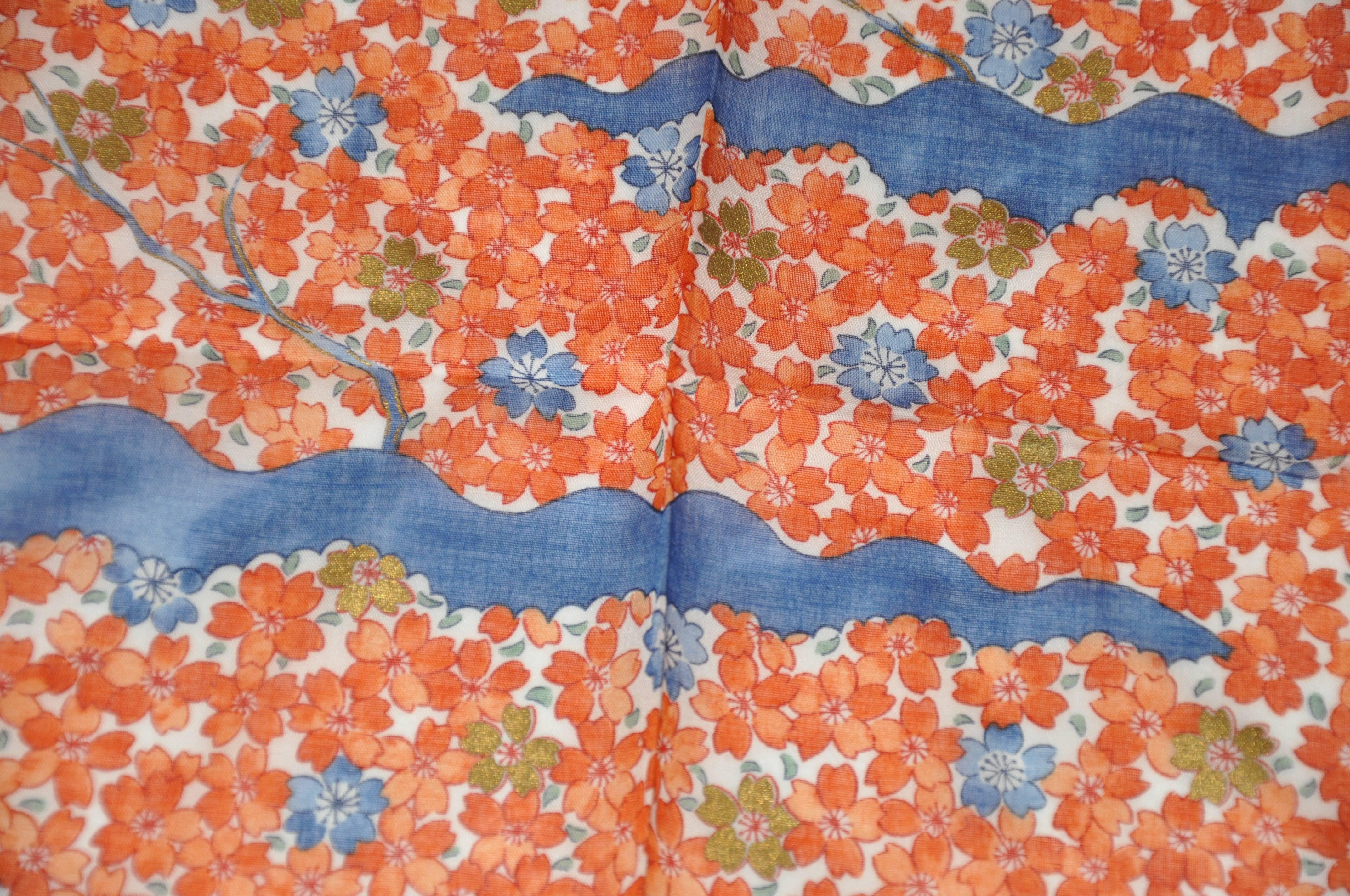 Japanischer japanischer mehrfarbiger Baumwollschal mit Blumenmuster in Rose & Marineblau für Damen oder Herren im Angebot