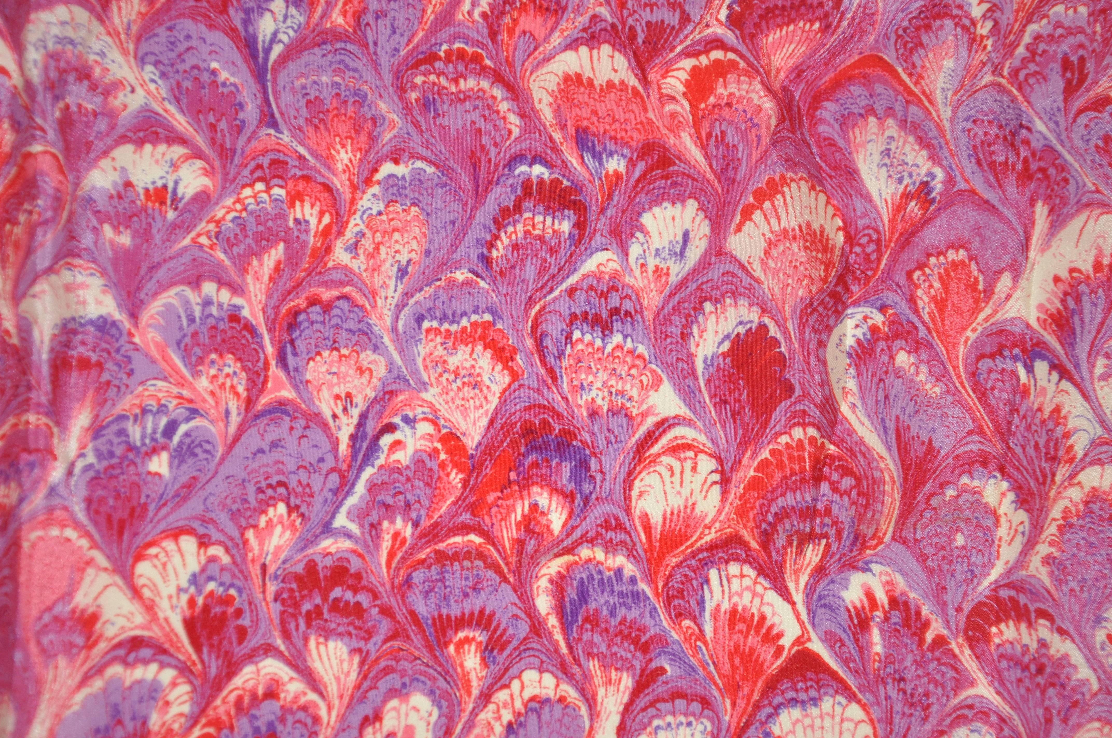 Bill Blass Mitternachtsblauer Seidenschal mit skurrilem, mehrfarbigem „“Feder“-Bordüre (Pink) im Angebot