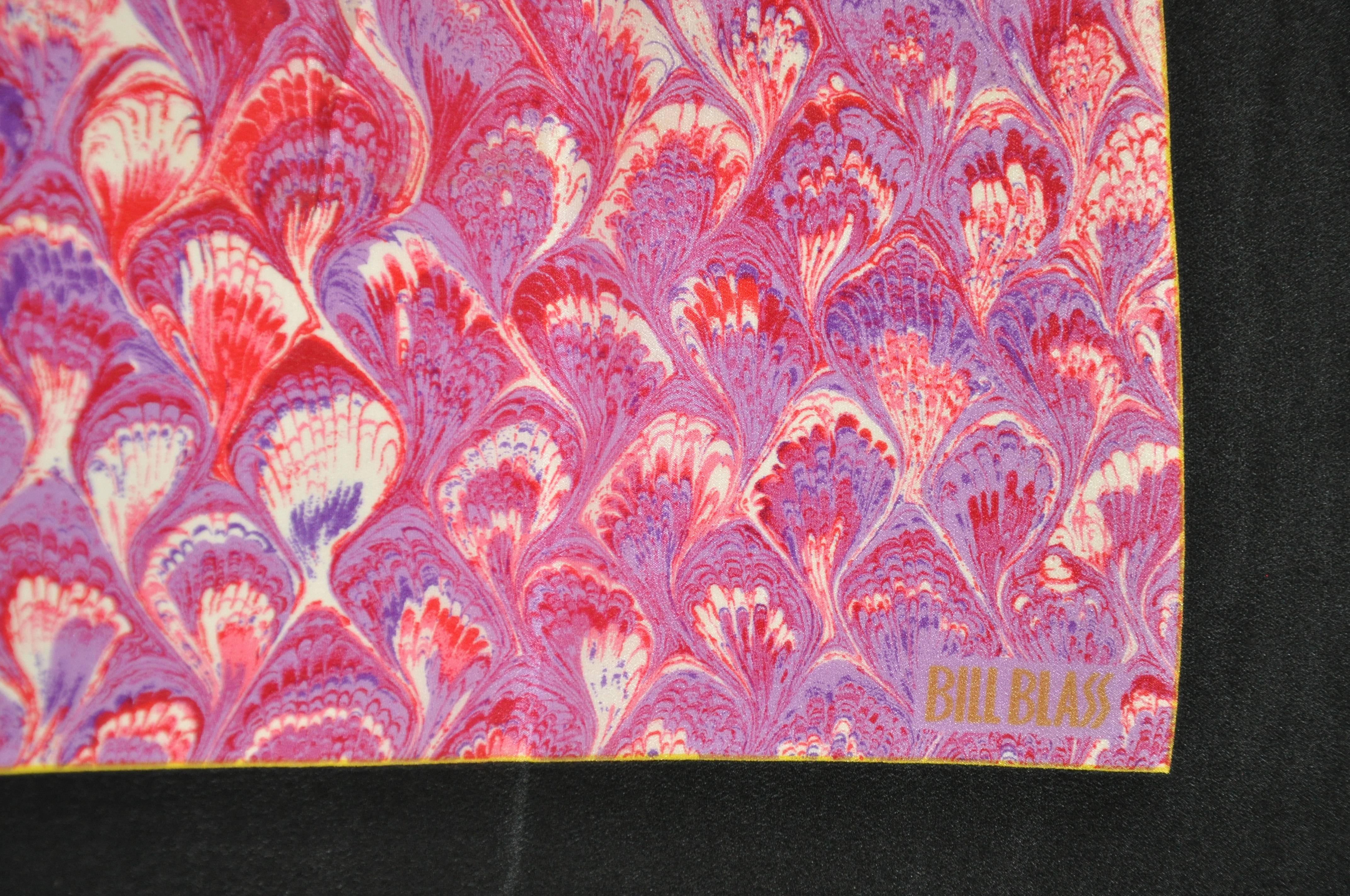 Bill Blass Mitternachtsblauer Seidenschal mit skurrilem, mehrfarbigem „“Feder“-Bordüre im Zustand „Gut“ im Angebot in New York, NY