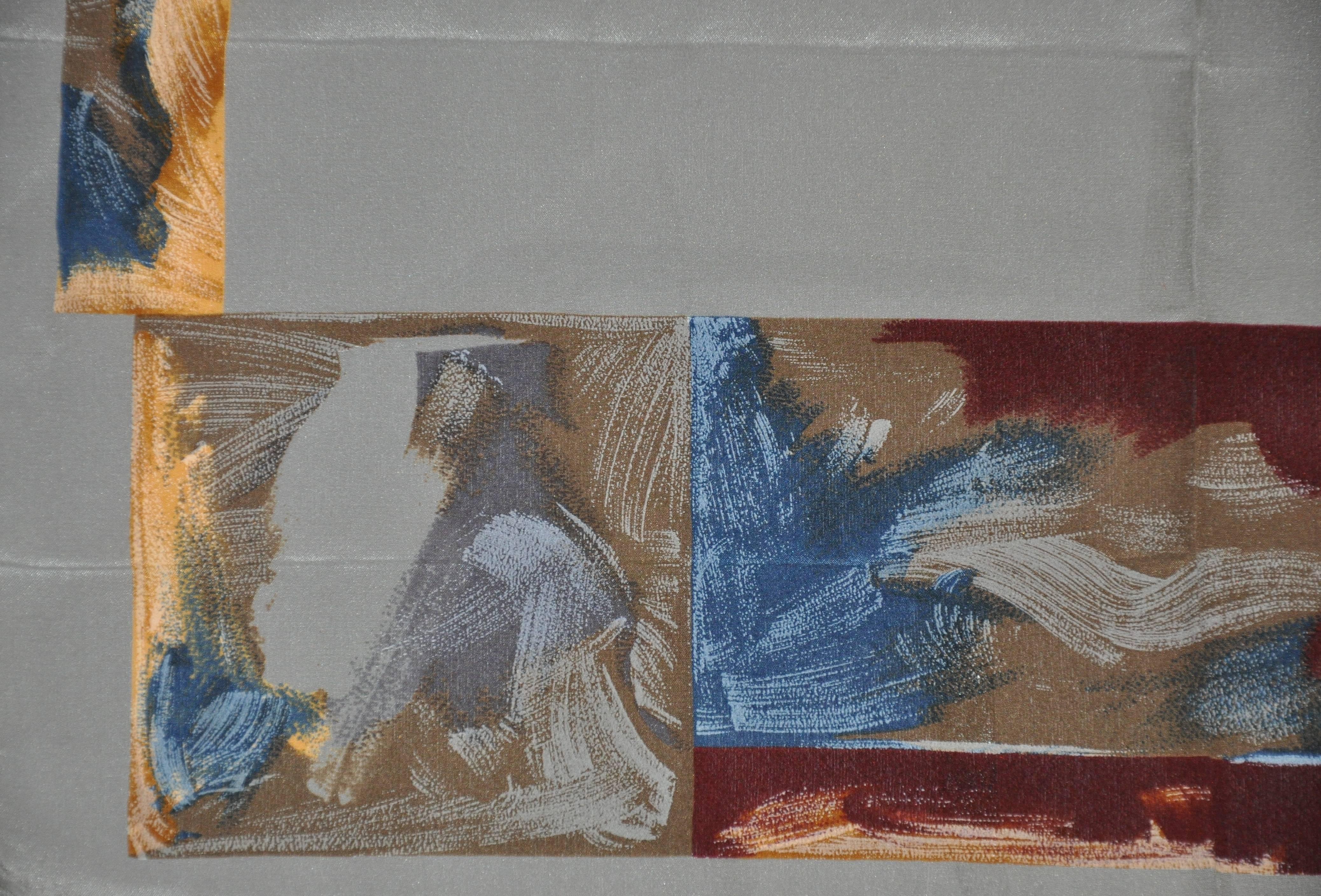 Gris Mouchoir à main en soie gris foncé avec bordure multicolore « brush Strokes Border » en vente