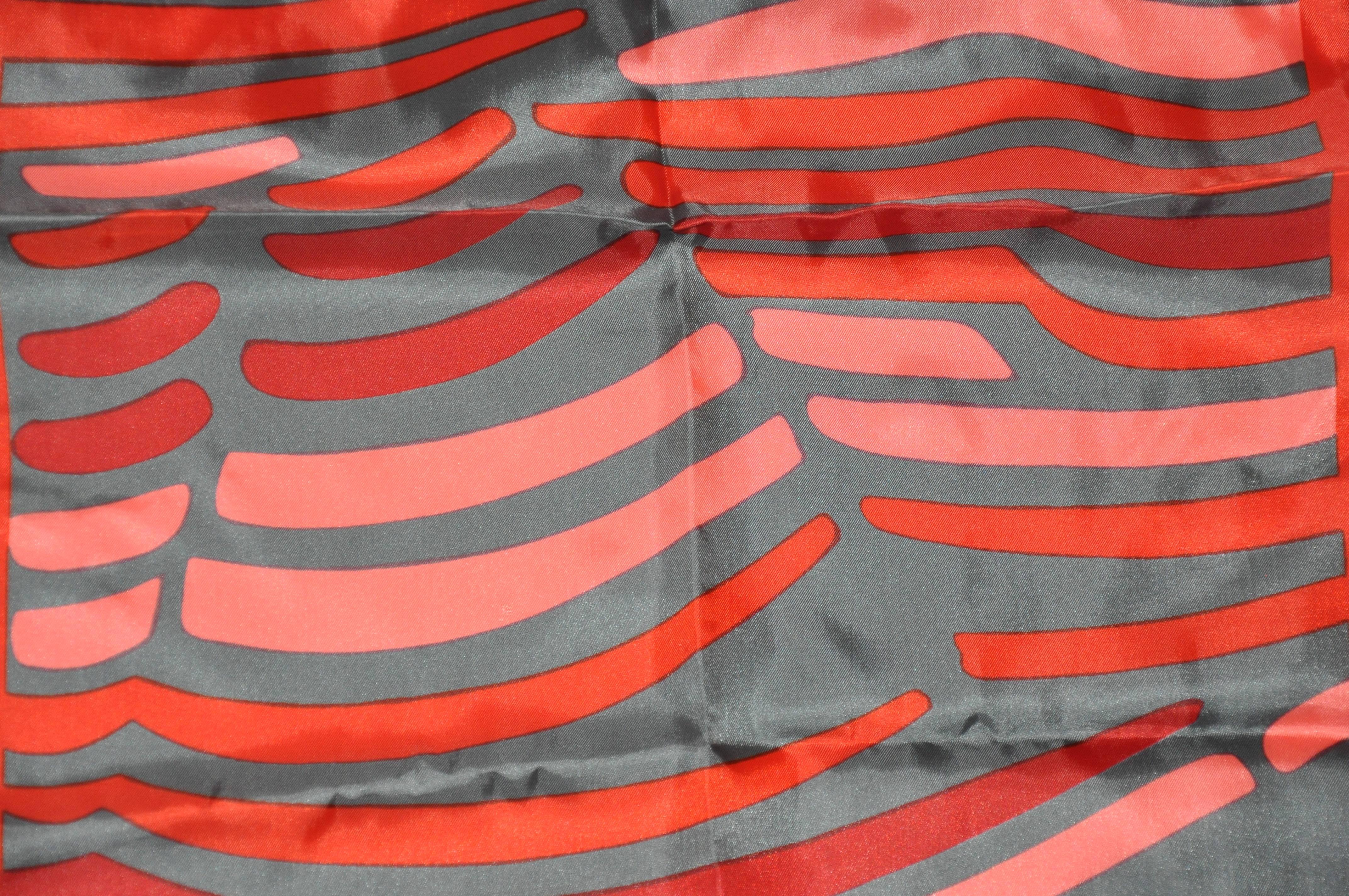 Vera Mehrfarbiger Schal mit abstrakten Streifen in Rosen- und Grautönen (Pink) im Angebot