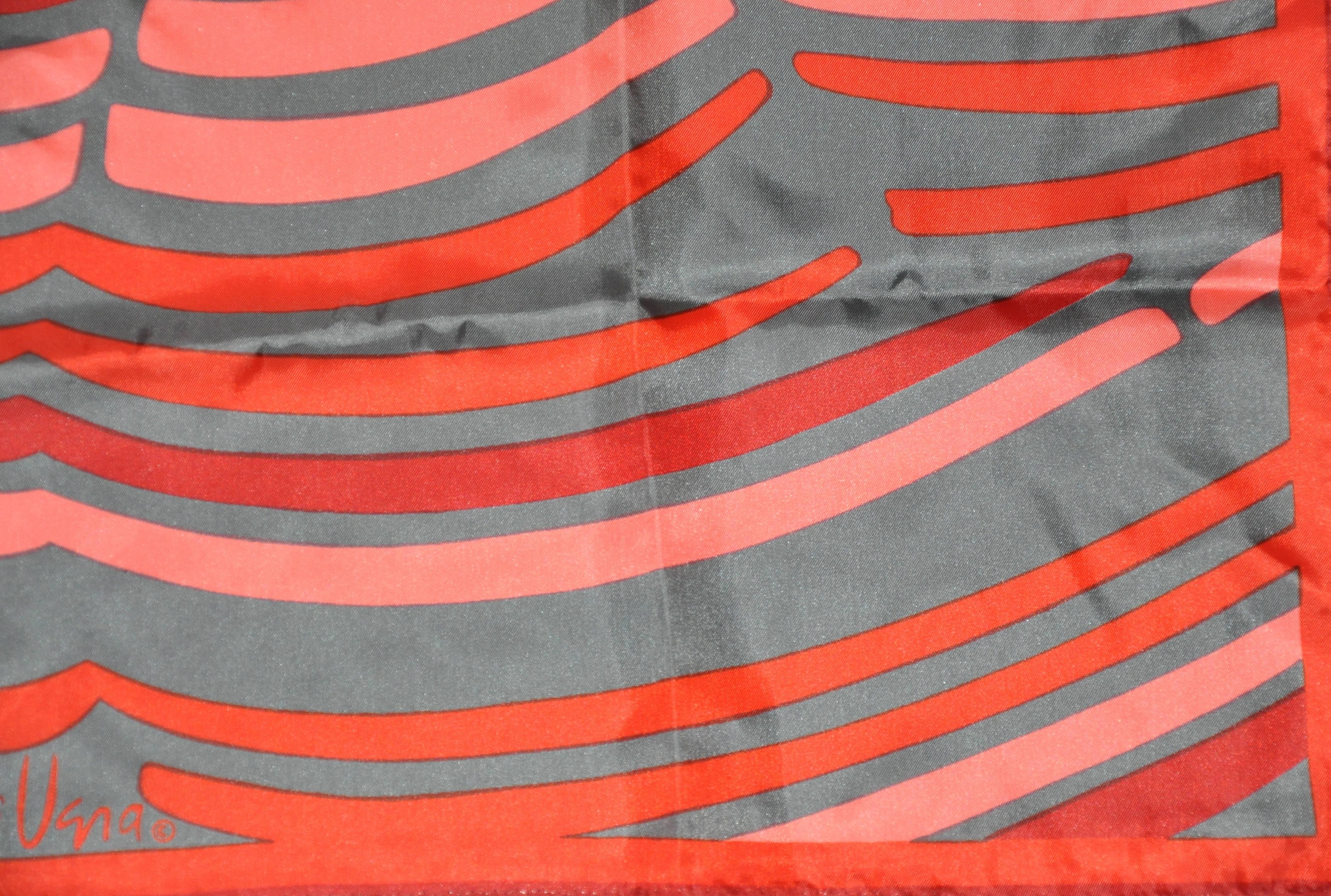 Vera Mehrfarbiger Schal mit abstrakten Streifen in Rosen- und Grautönen im Zustand „Gut“ im Angebot in New York, NY