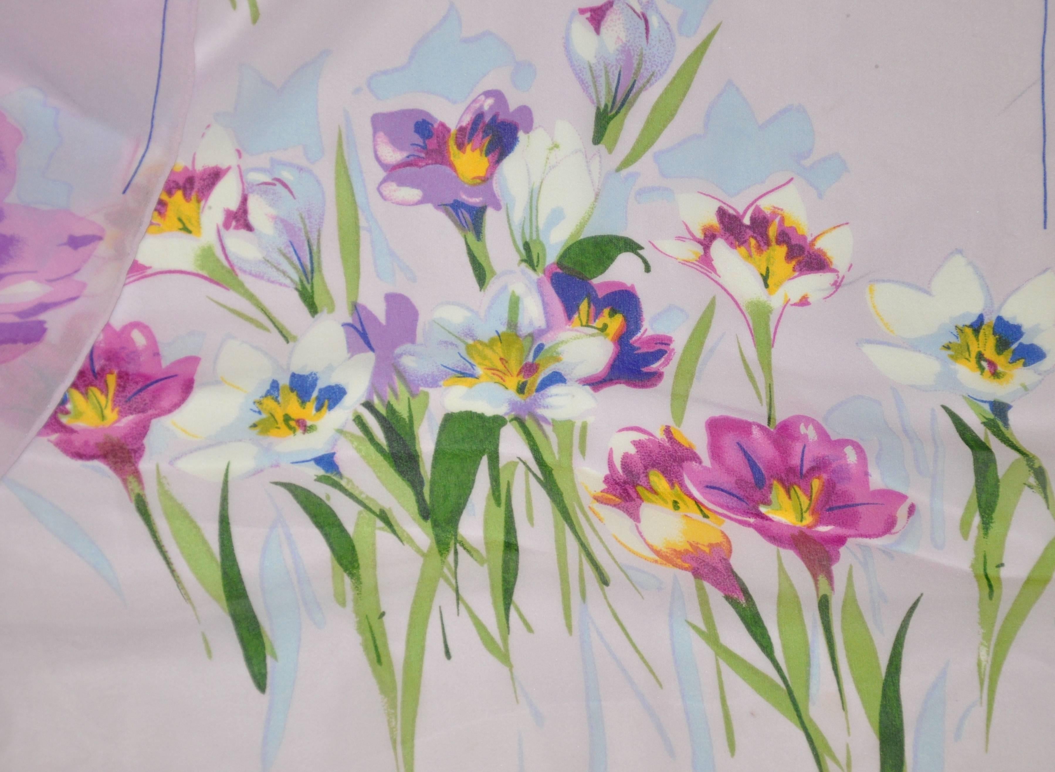 Bellissima sciarpa in chiffon di seta Lavanda con fiori delicati multicolore In condizioni buone in vendita a New York, NY