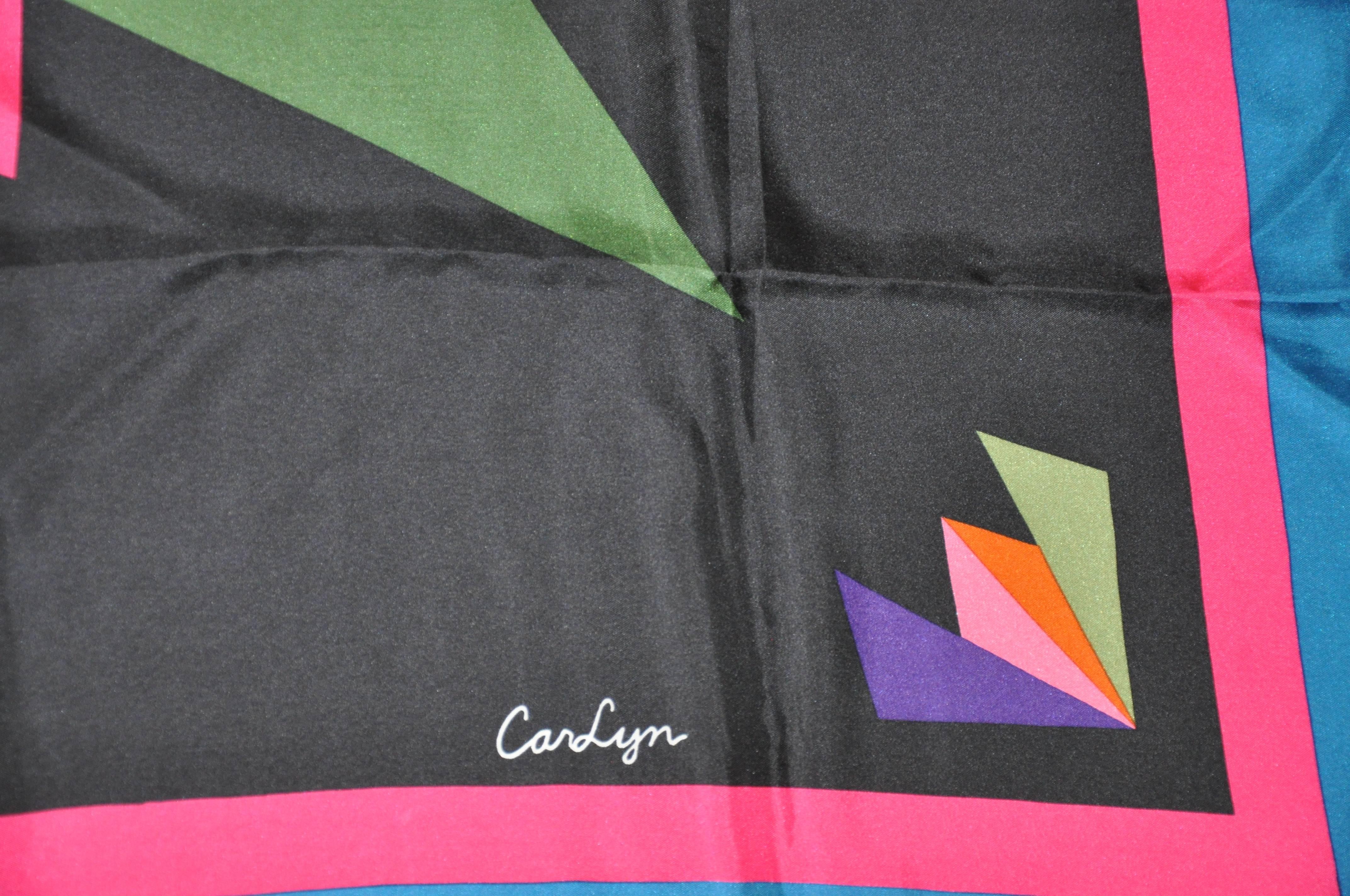        Carlyn, magnifique écharpe en soie abstraite multicolore entourée de bordures turquoise profondes et accentuée par des bords roulés à la main, mesure 33 pouces sur 33 1/2 pouces. Fabriquées en Italie.