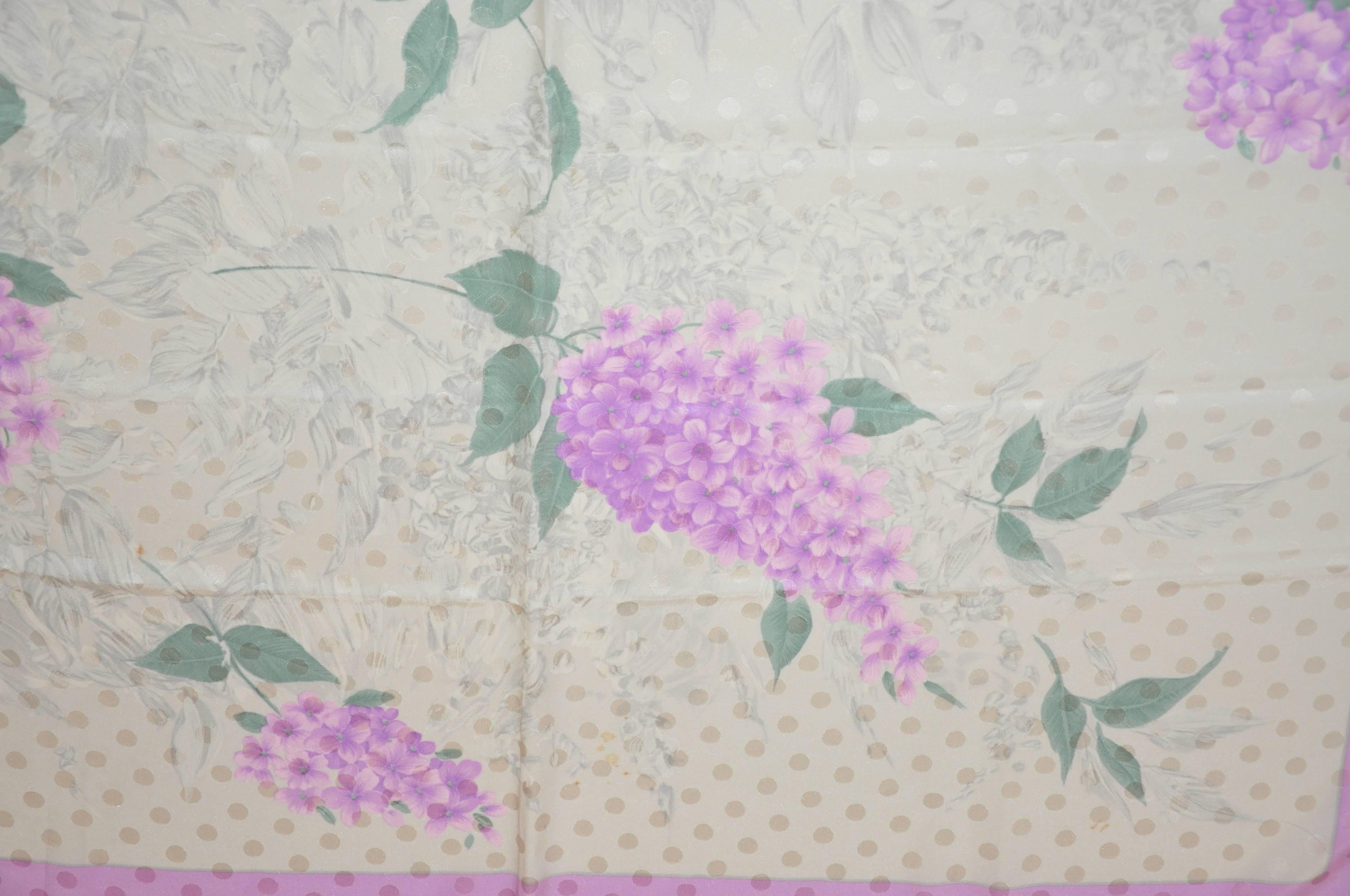 Da Maren Schön detaillierter „Springtime Blooms“-Schal aus Seidenkrepp di Chine für Damen oder Herren im Angebot