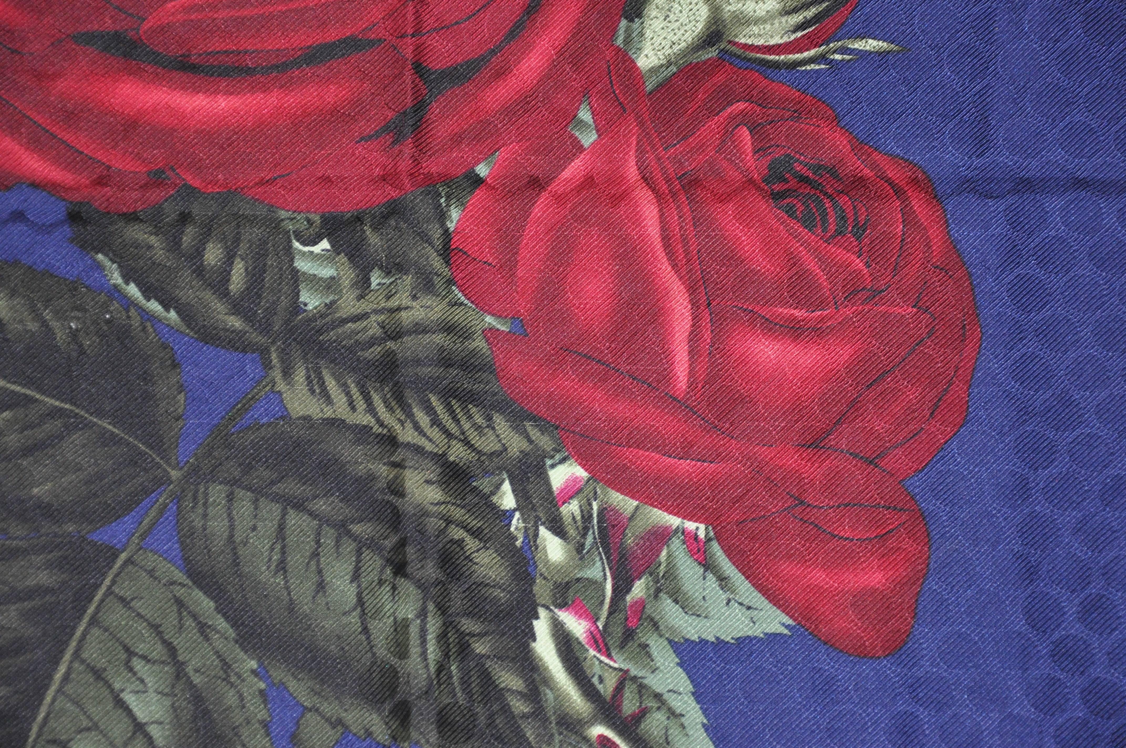 Noir Perry Ellis - Écharpe « Portrait de Roses » en jacquard de soie texturé en vente