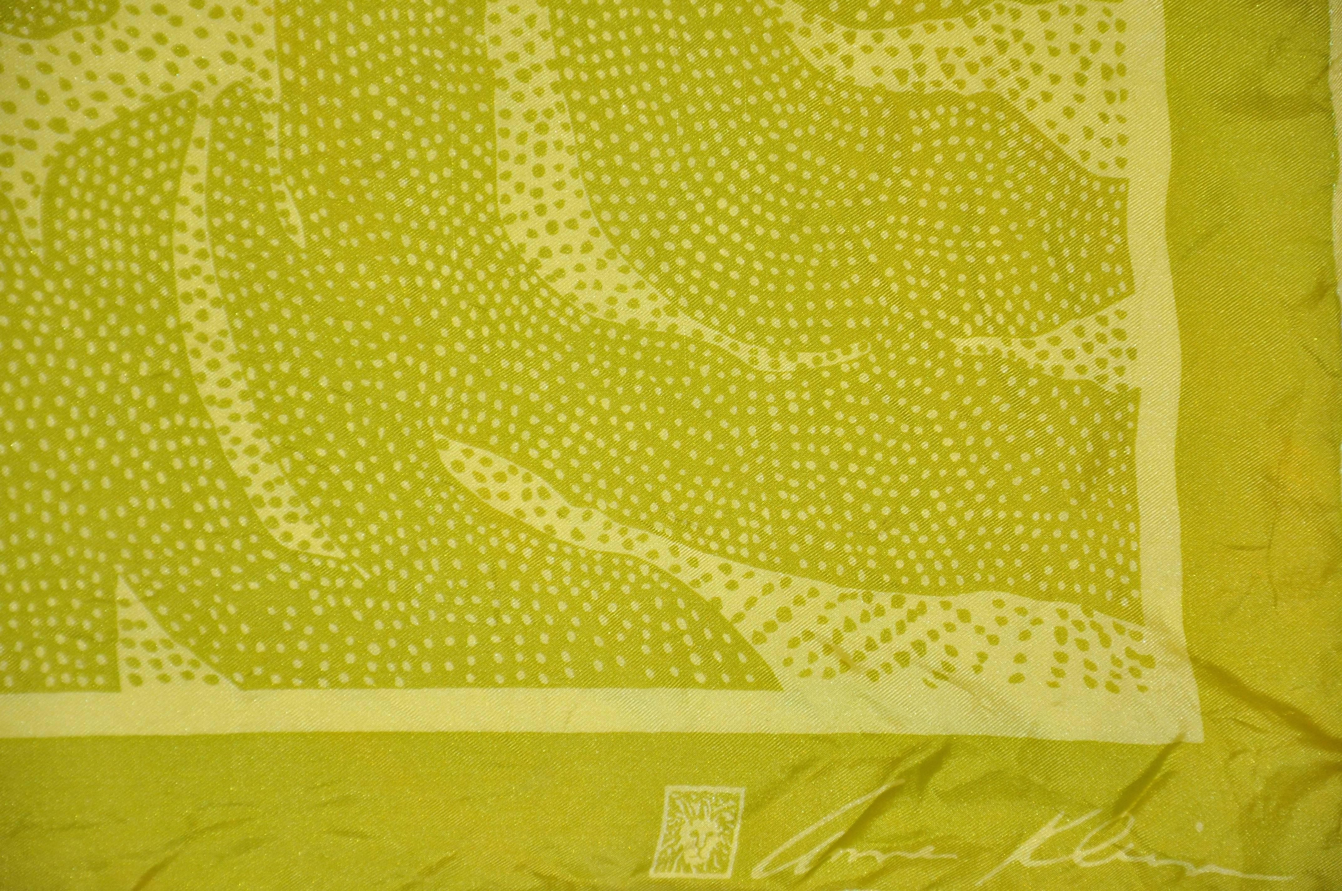        L'écharpe Anne Klein en soie avec logo en vert fluo et lime, accentuée par des bords roulés à la main, mesure 25 pouces sur 26 pouces. Fabriquées en Italie.