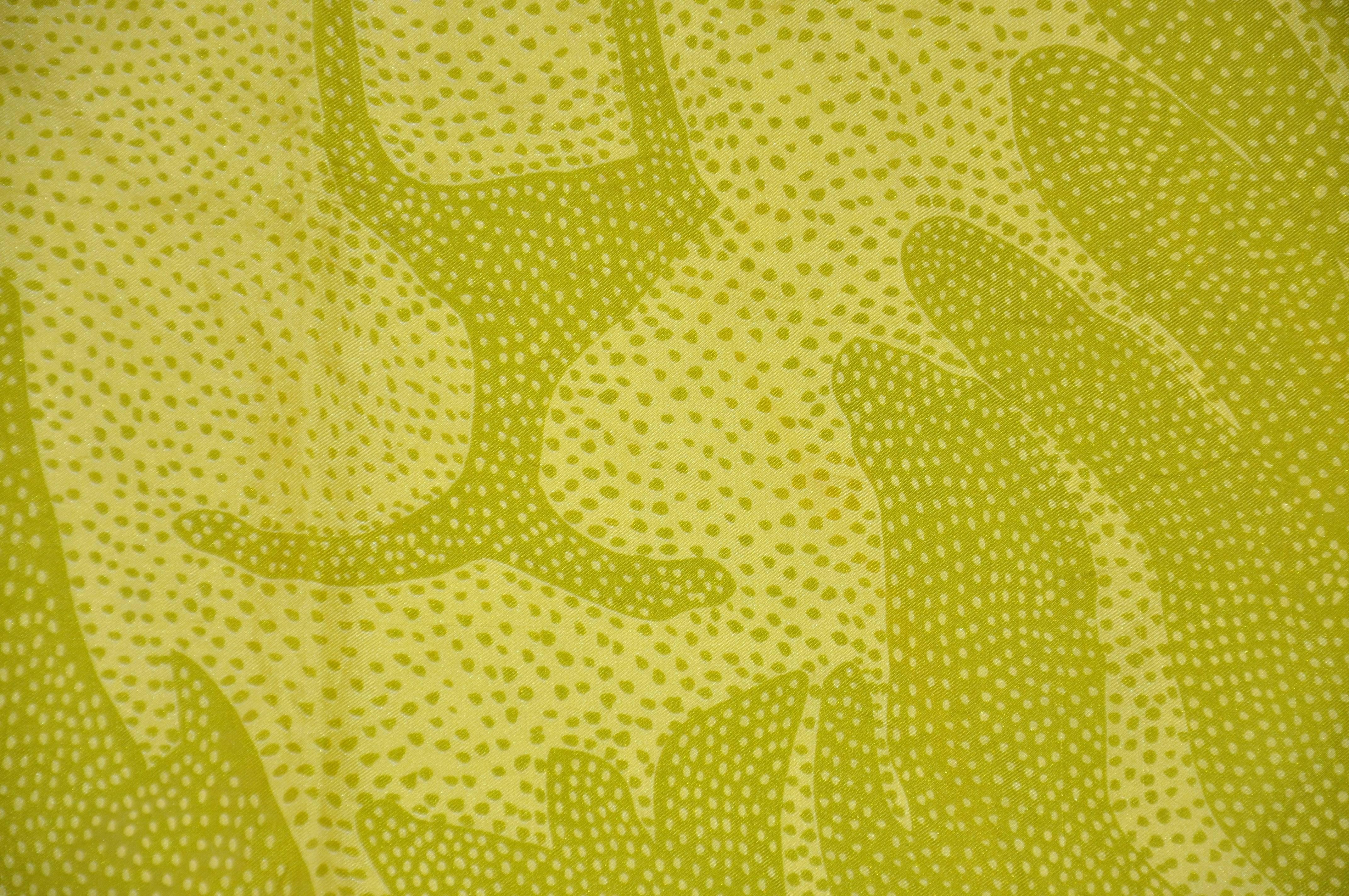 Vert Anne Klein - Écharpe en soie verte fluo et citron avec logo caractéristique en vente