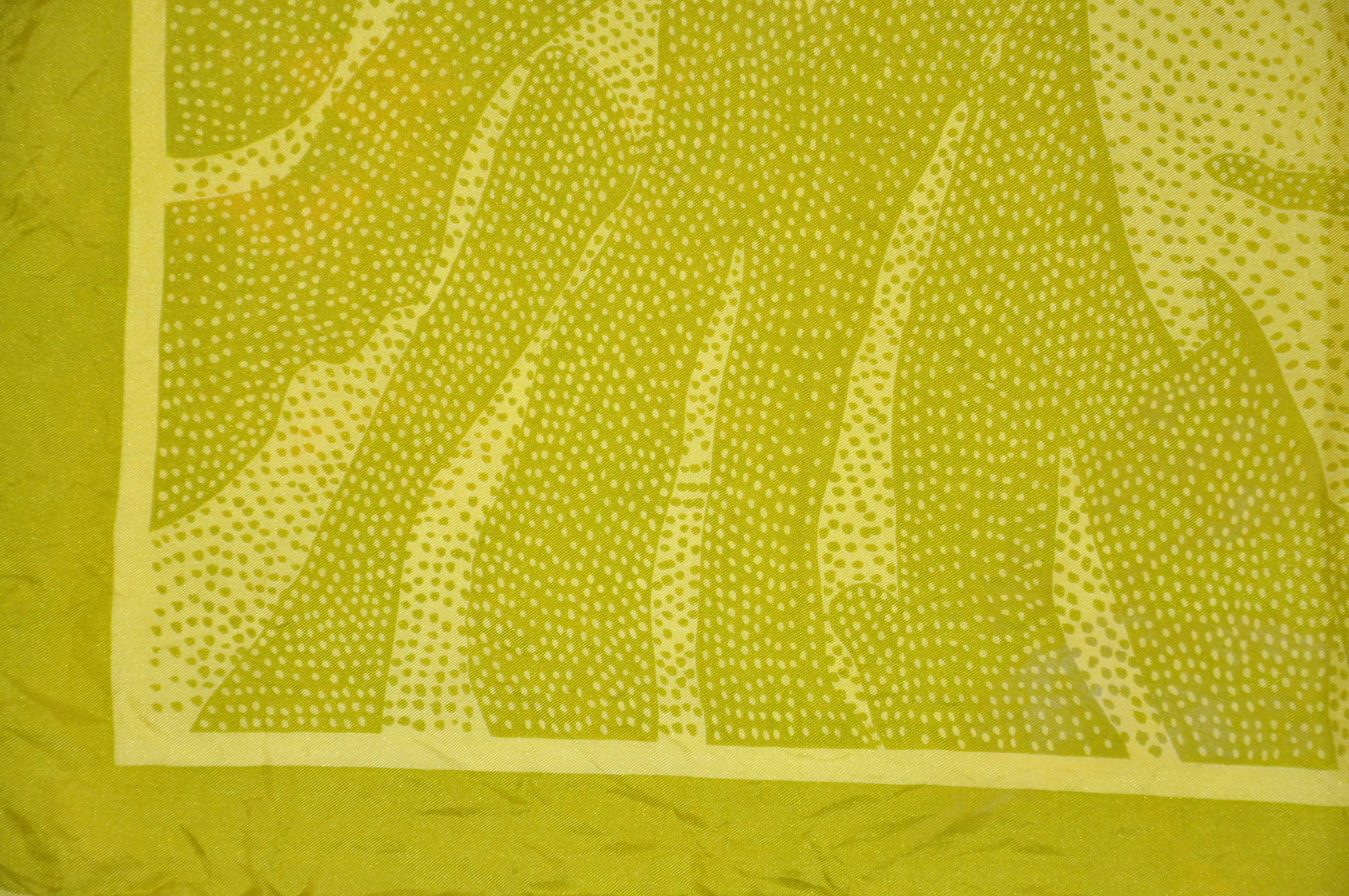 Anne Klein - Écharpe en soie verte fluo et citron avec logo caractéristique Unisexe en vente