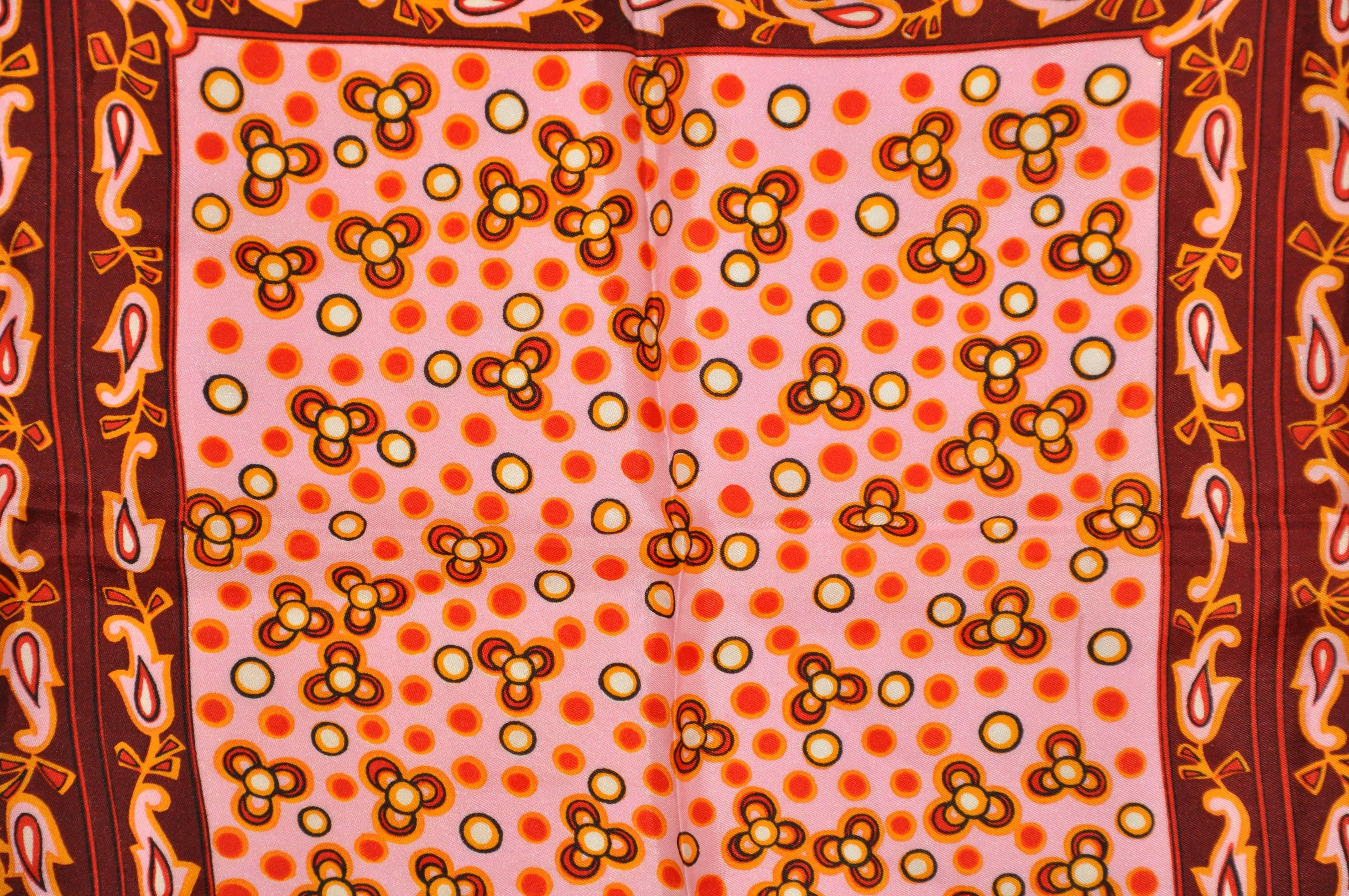 Marron Écharpe audacieuse multicolore « Mod Florals » à bordures marron automne en vente