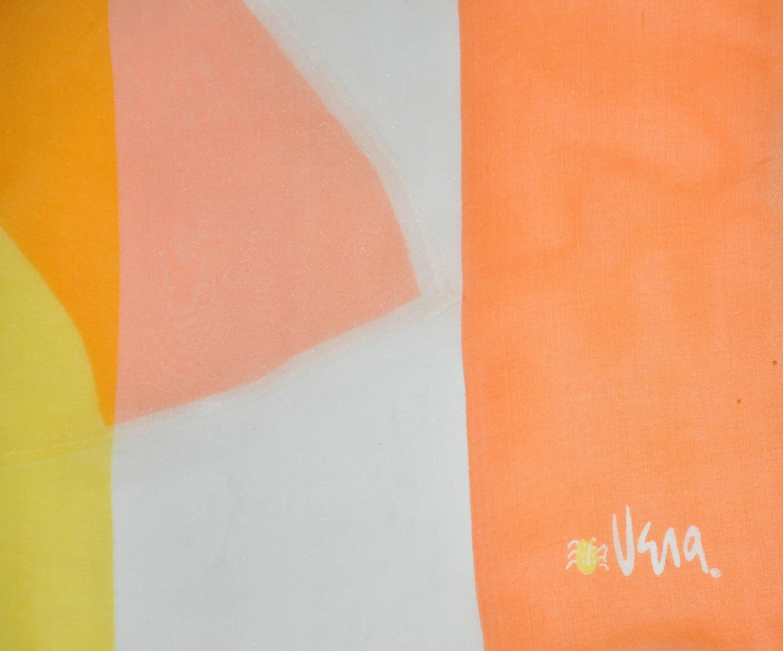        Vera merveilleuse combinaison de mandarines, de jaunes et de blancs dans cette écharpe en mousseline de soie avec des bords roulés, mesure 17 pouces par 65 pouces. Fabriqué au Japon.